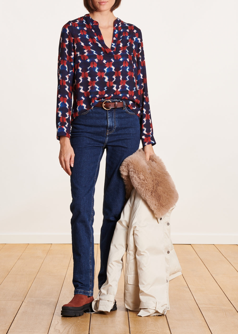 Top a maniche lunghe con stampa blu e rossa