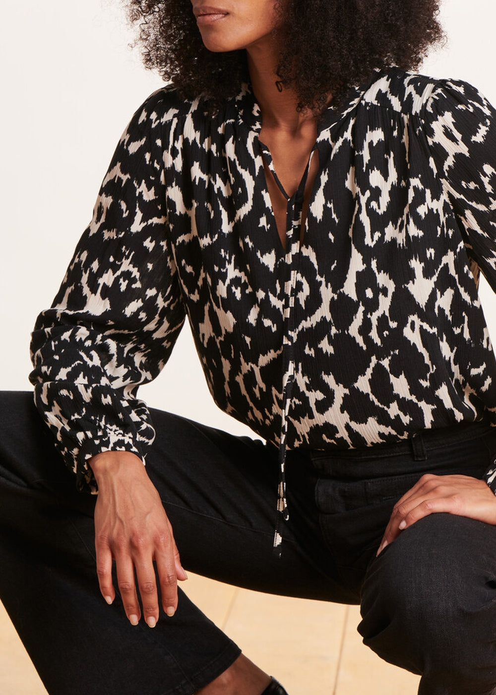 Top bianco e nero con stampa leopardo