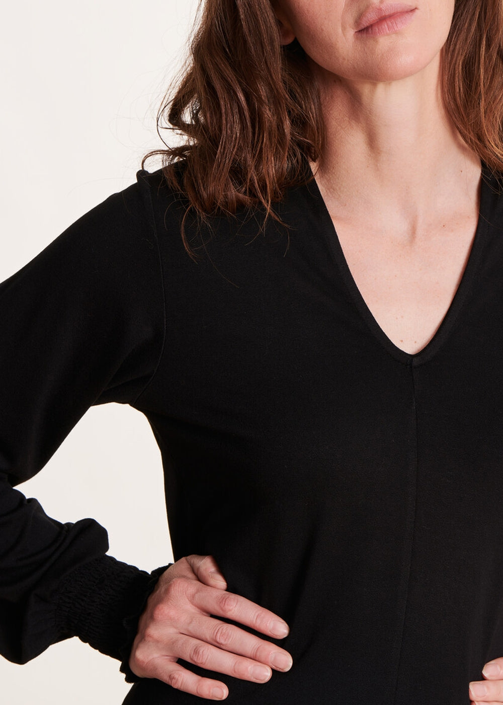 Vloeiend zwart V-hals T-shirt
