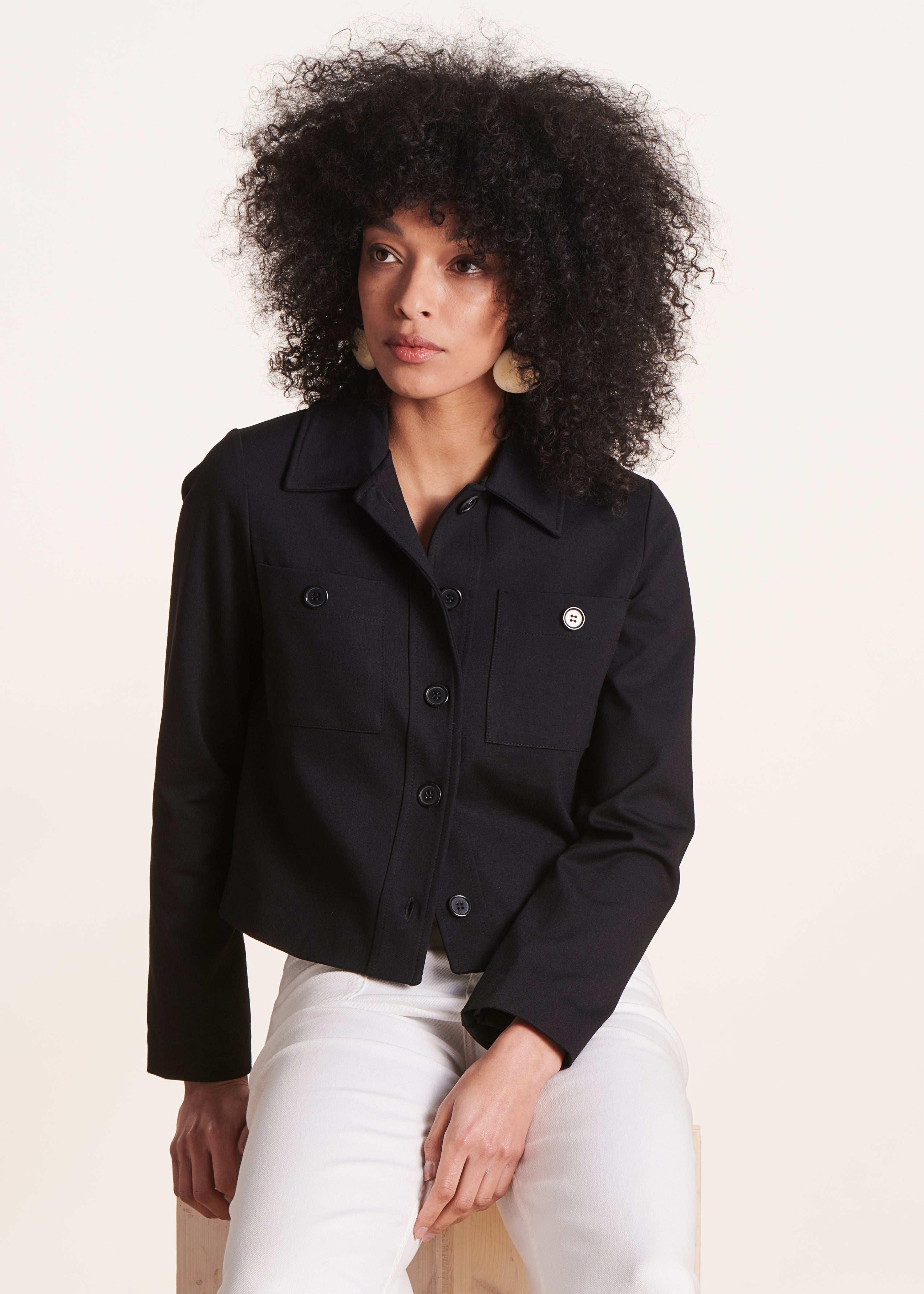 Kurze, gerade, schwarze Jacke mit Hemdkragen La Fée Maraboutée