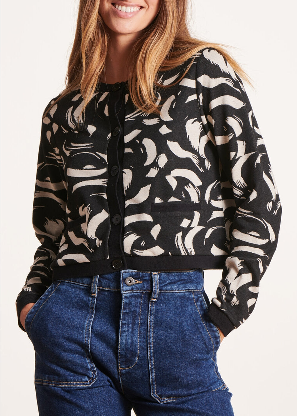 Short black and white jacket with round neckline