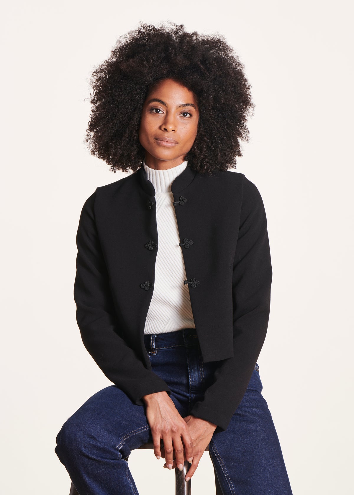 Kurze schwarze Jacke mit geradem Mao-Kragen