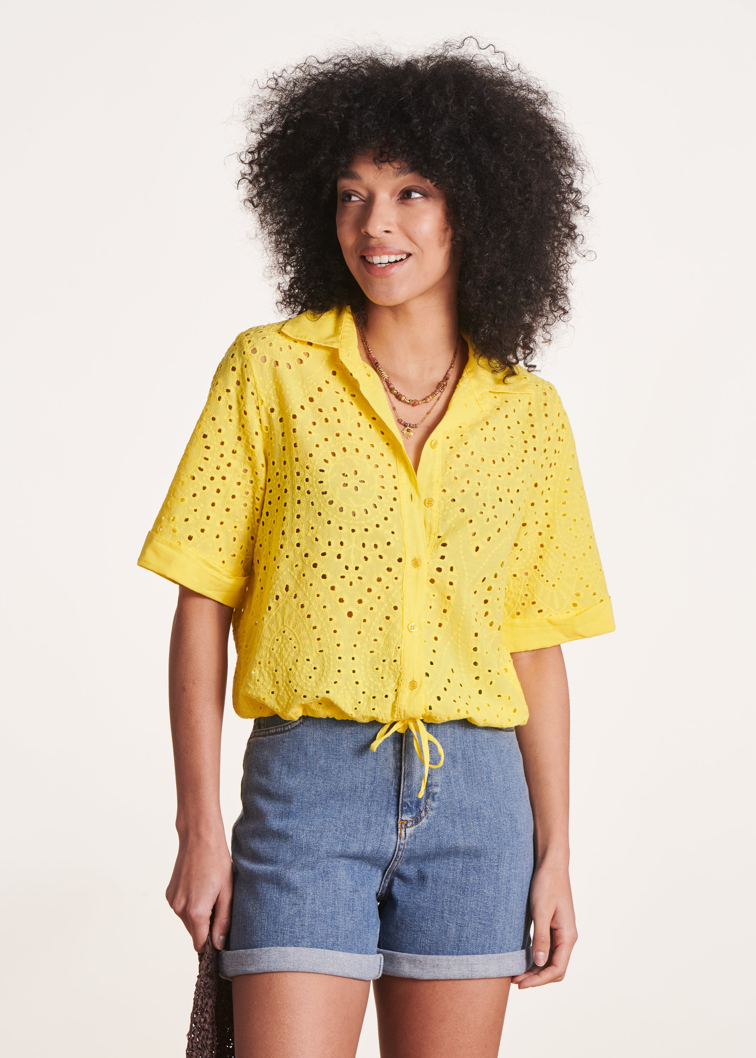 Chemisier court jaune en broderie anglaise