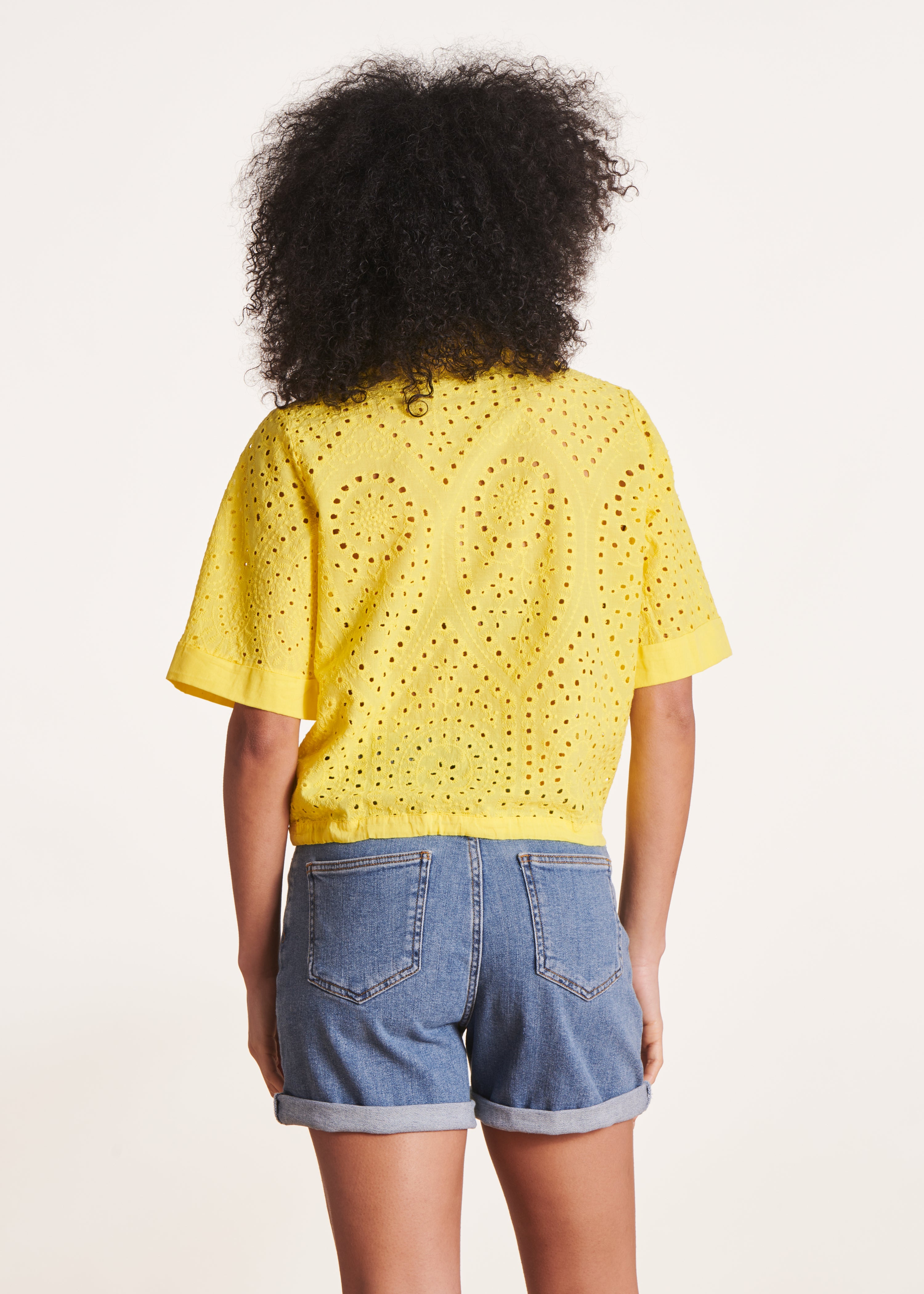 Chemisier court jaune en broderie anglaise