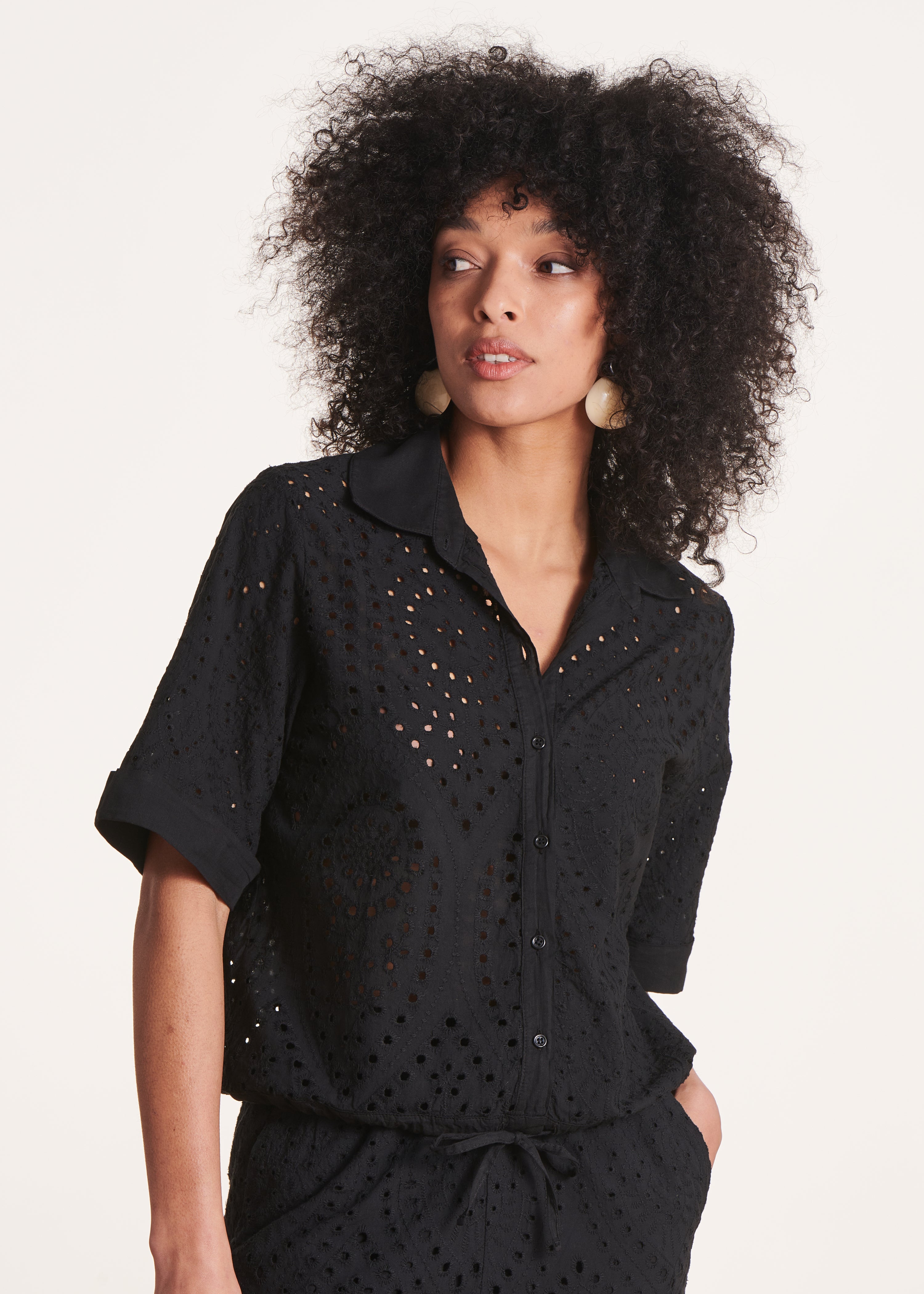 zwart kort bloesje in broderie anglaise