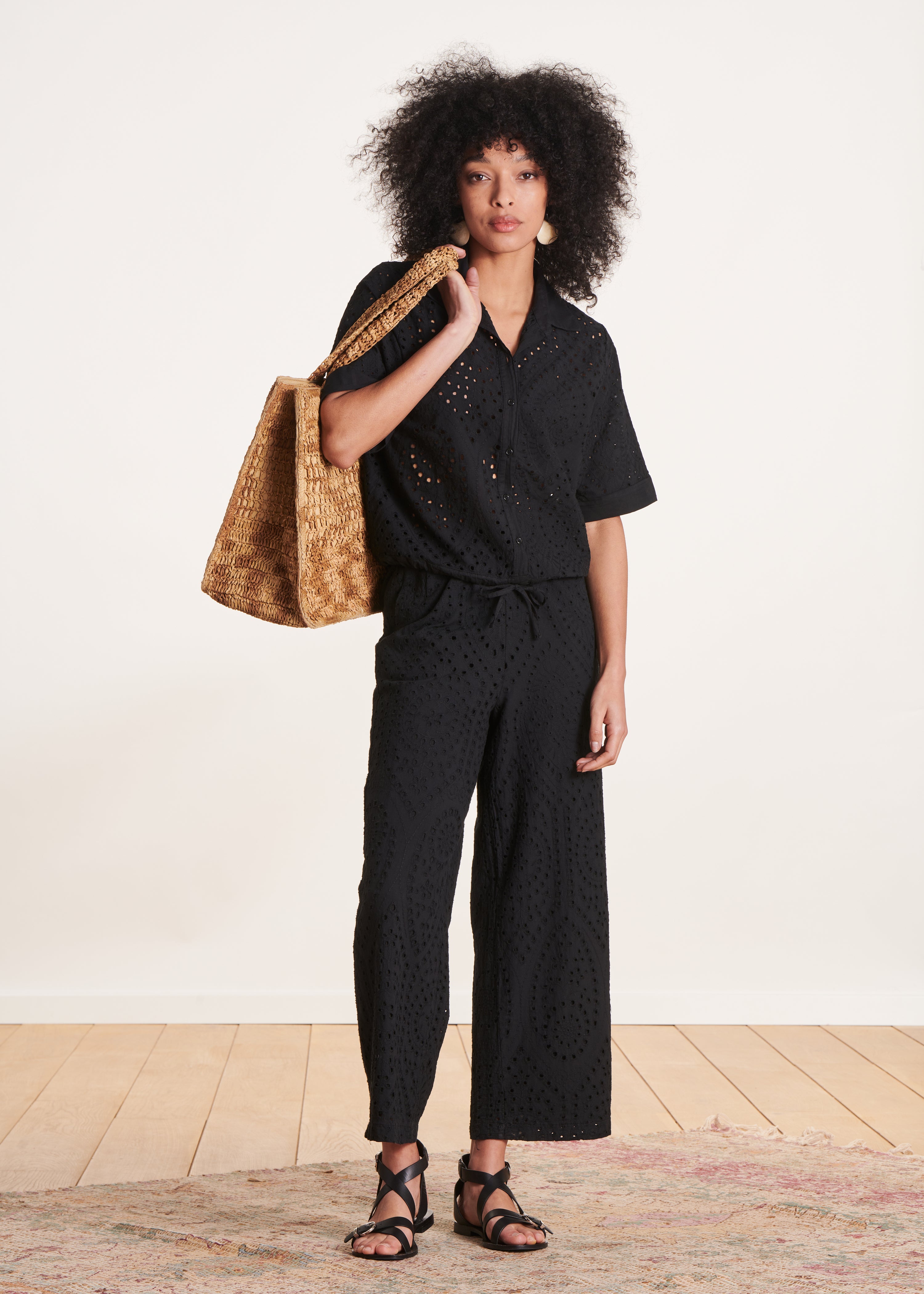 zwart kort bloesje in broderie anglaise