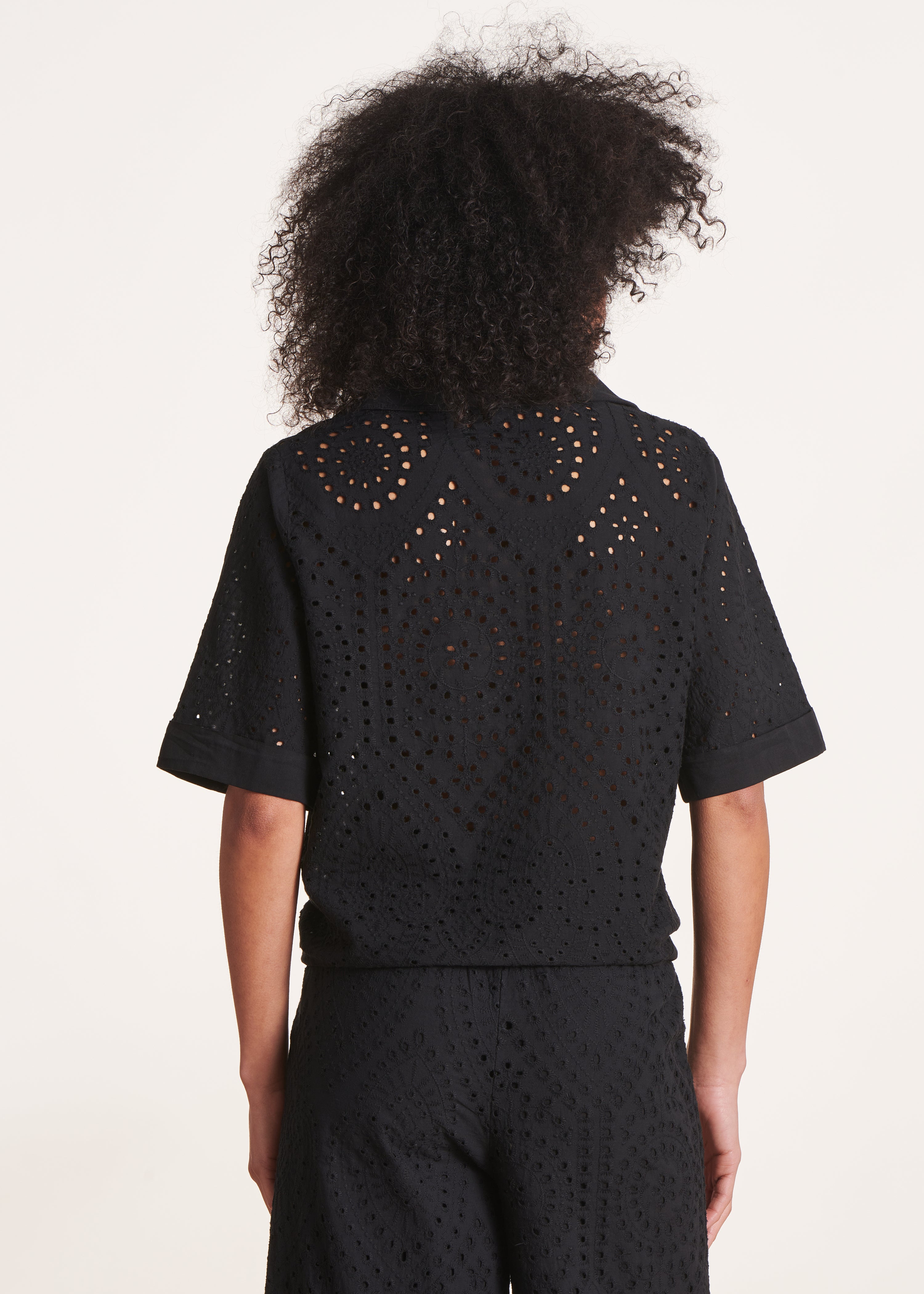 zwart kort bloesje in broderie anglaise