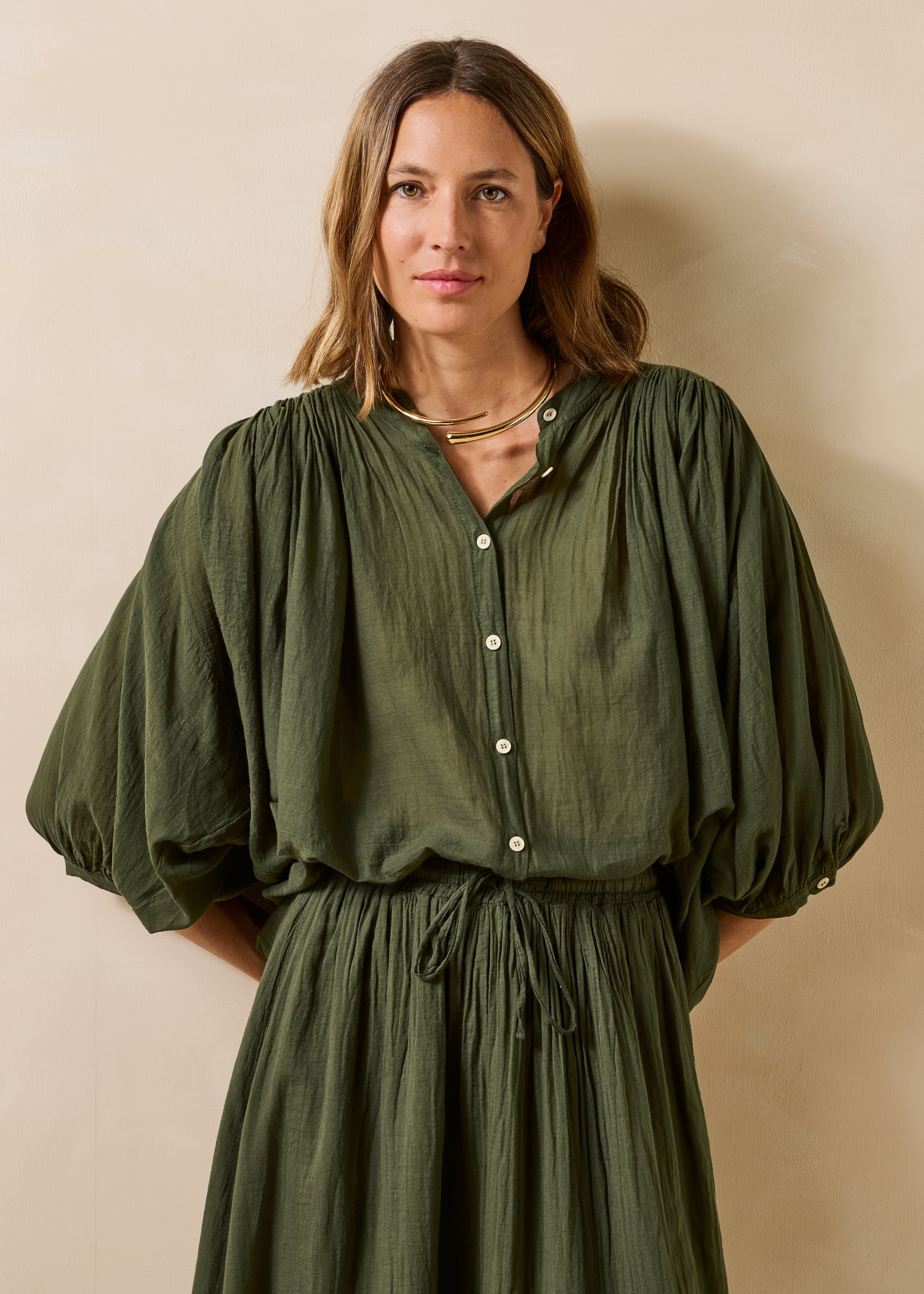 Camicia kaki in voile di cotone fluido