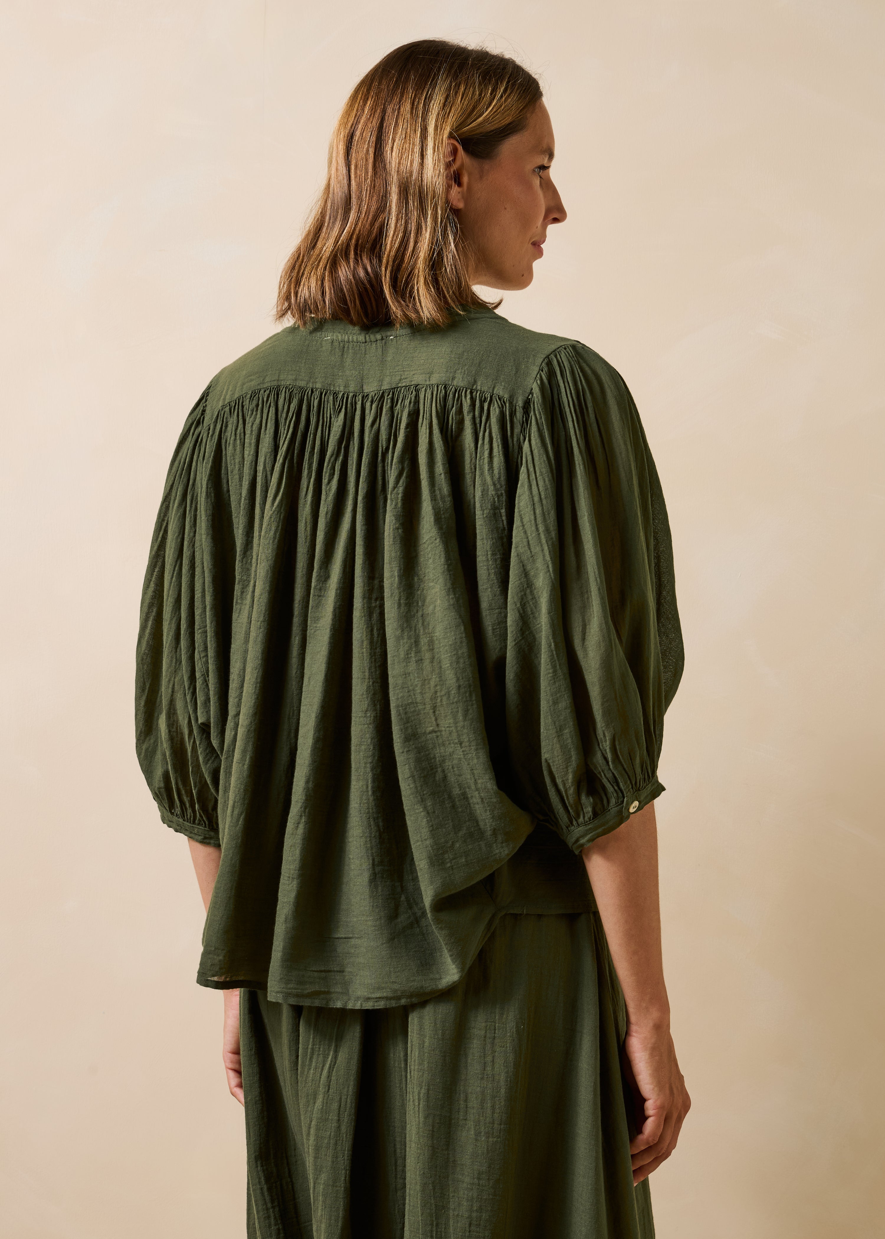 Camicia kaki in voile di cotone fluido