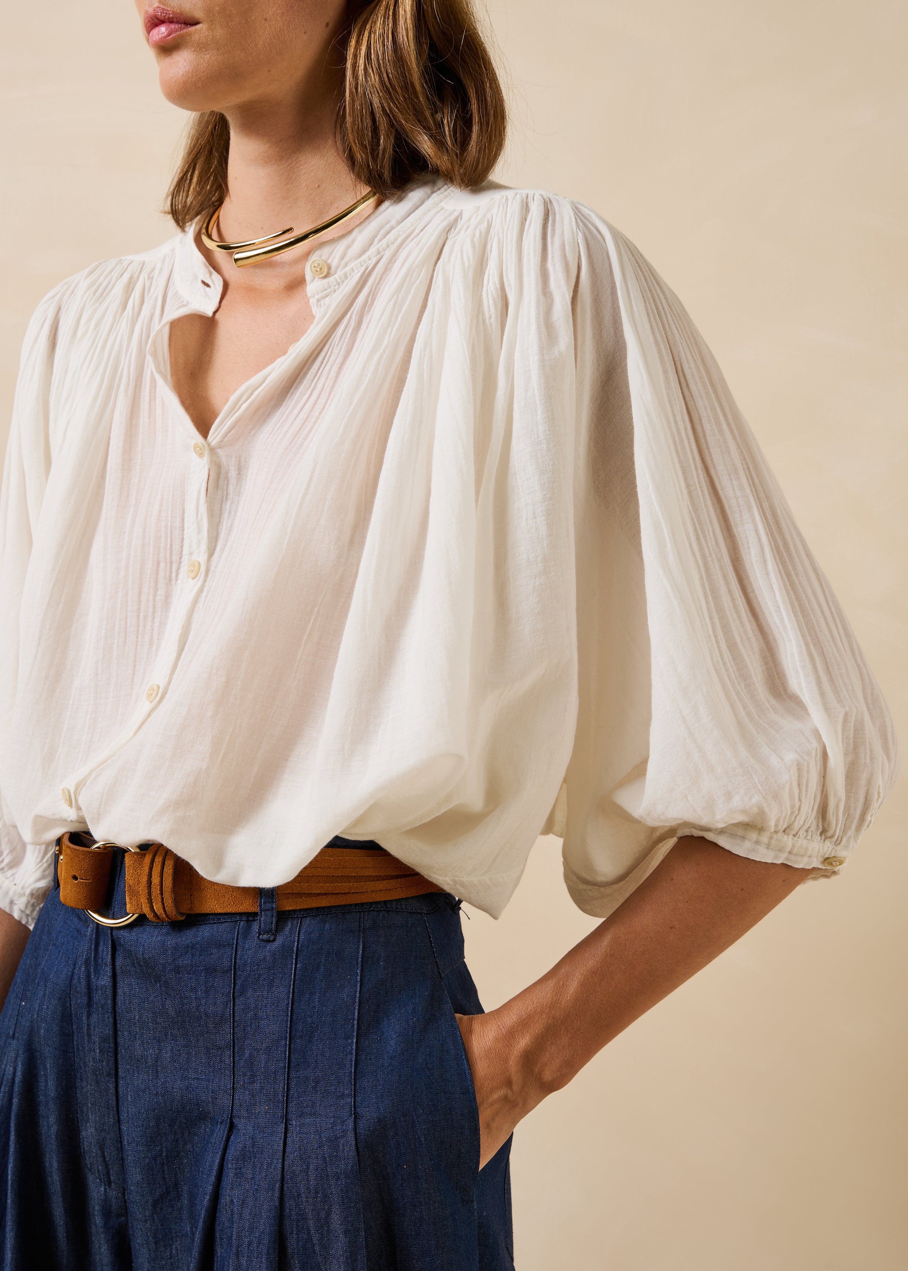 Rohweiße Bluse aus fließendem Baumwollvoile
