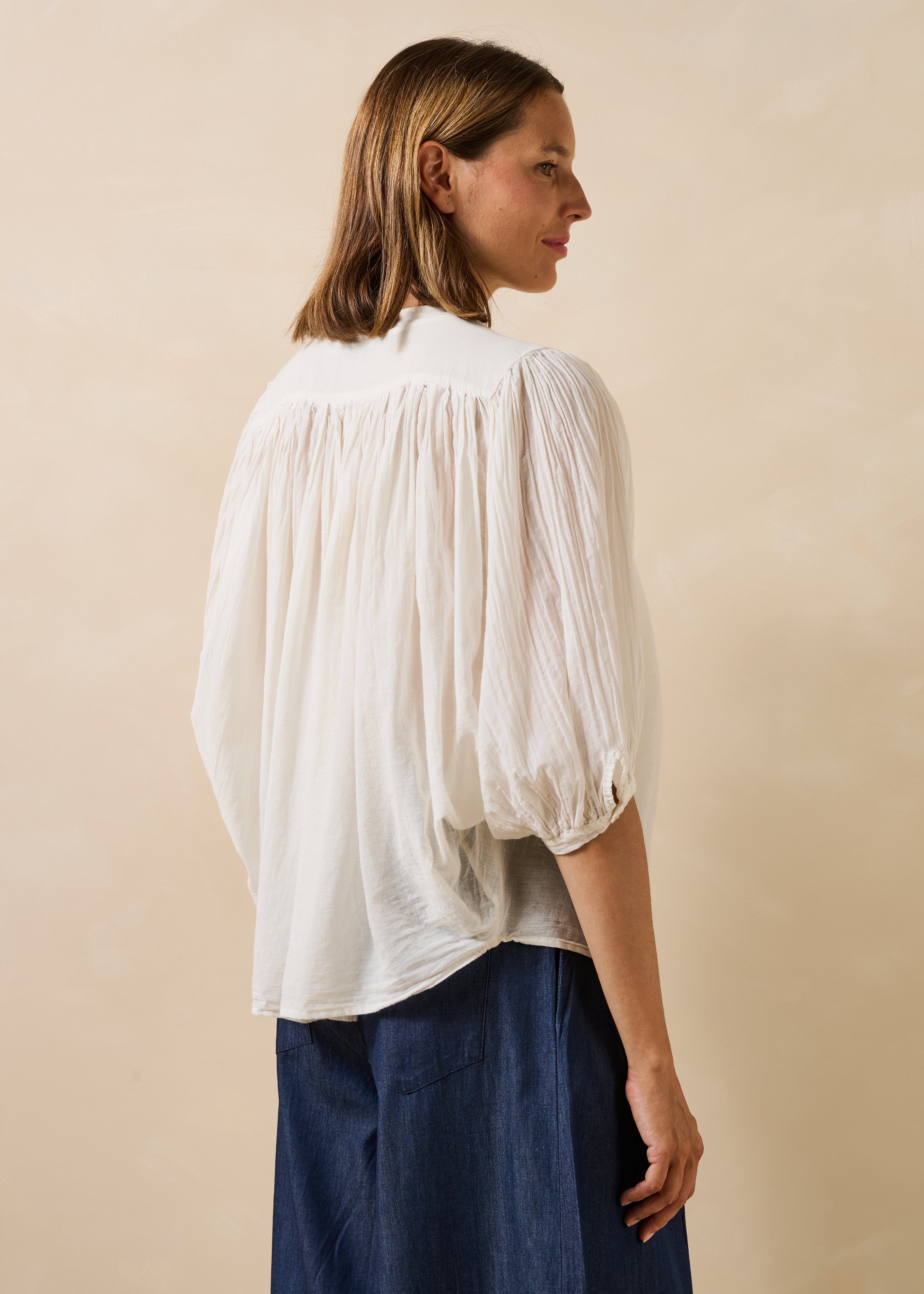 Rohweiße Bluse aus fließendem Baumwollvoile