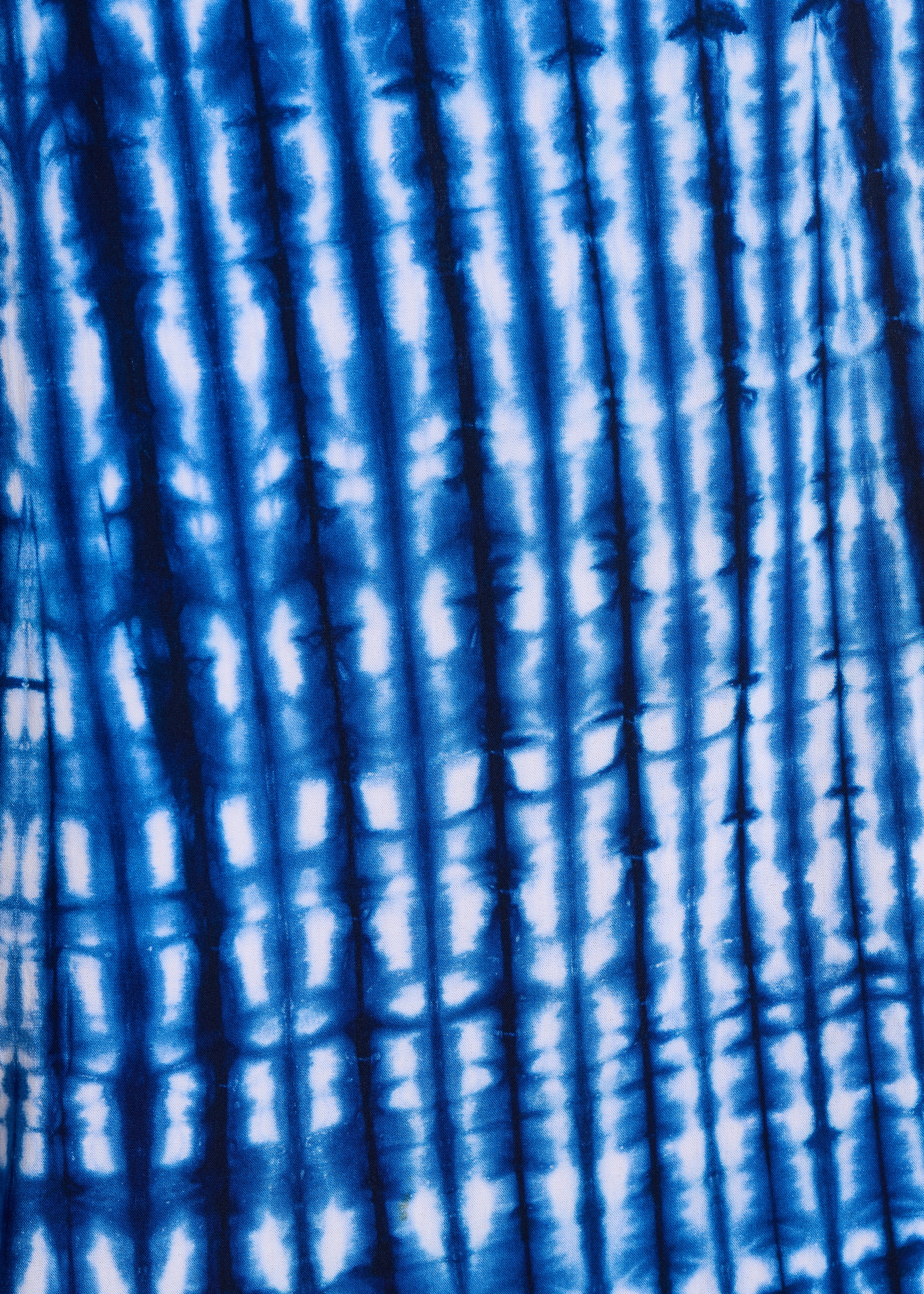 Weit geschnittener Einteiler mit Trägern, bedruckt mit Tie & Dye blau