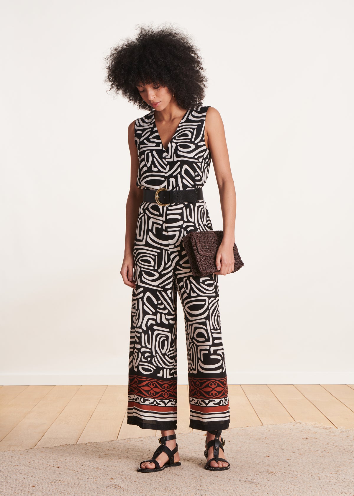 Black V-neck print sleeveless jumpsuit