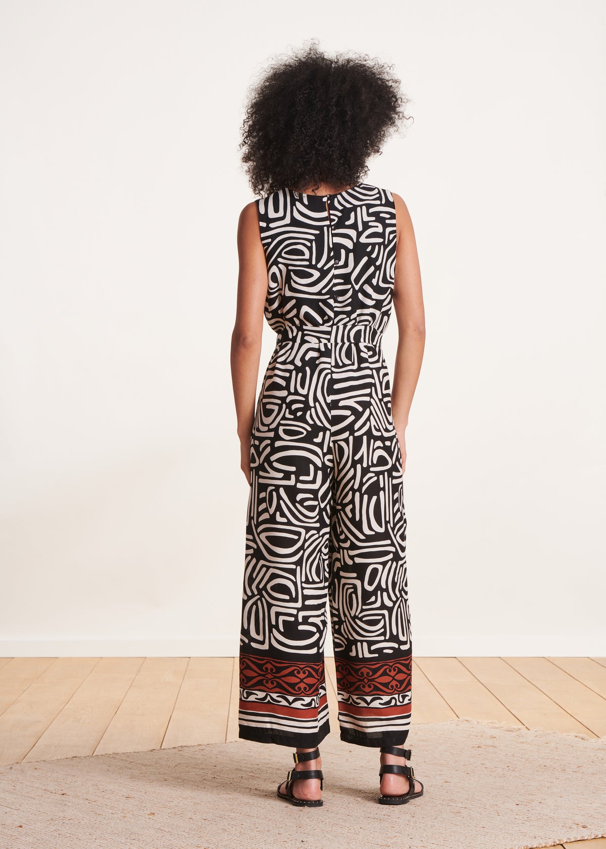 Black V-neck print sleeveless jumpsuit