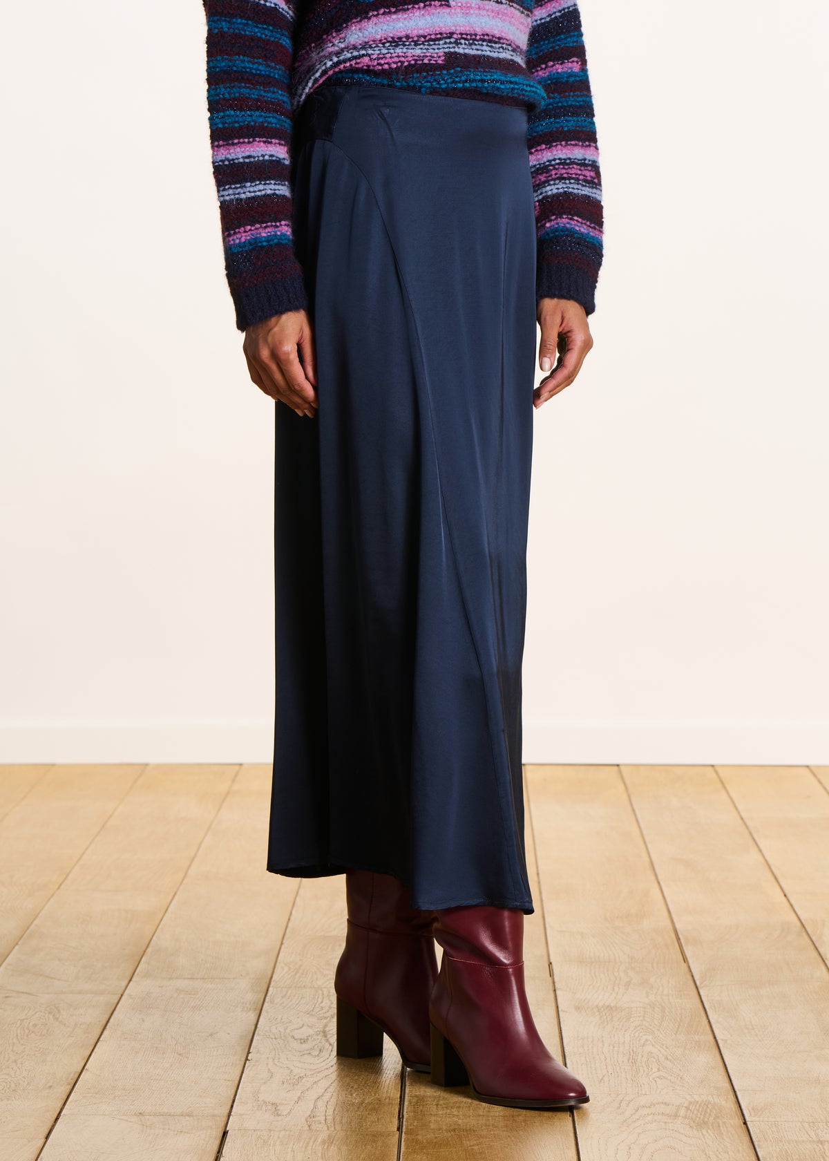 Lange rok in donkerblauw satijn