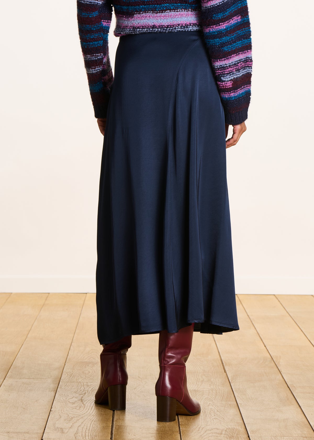 Lange rok in donkerblauw satijn