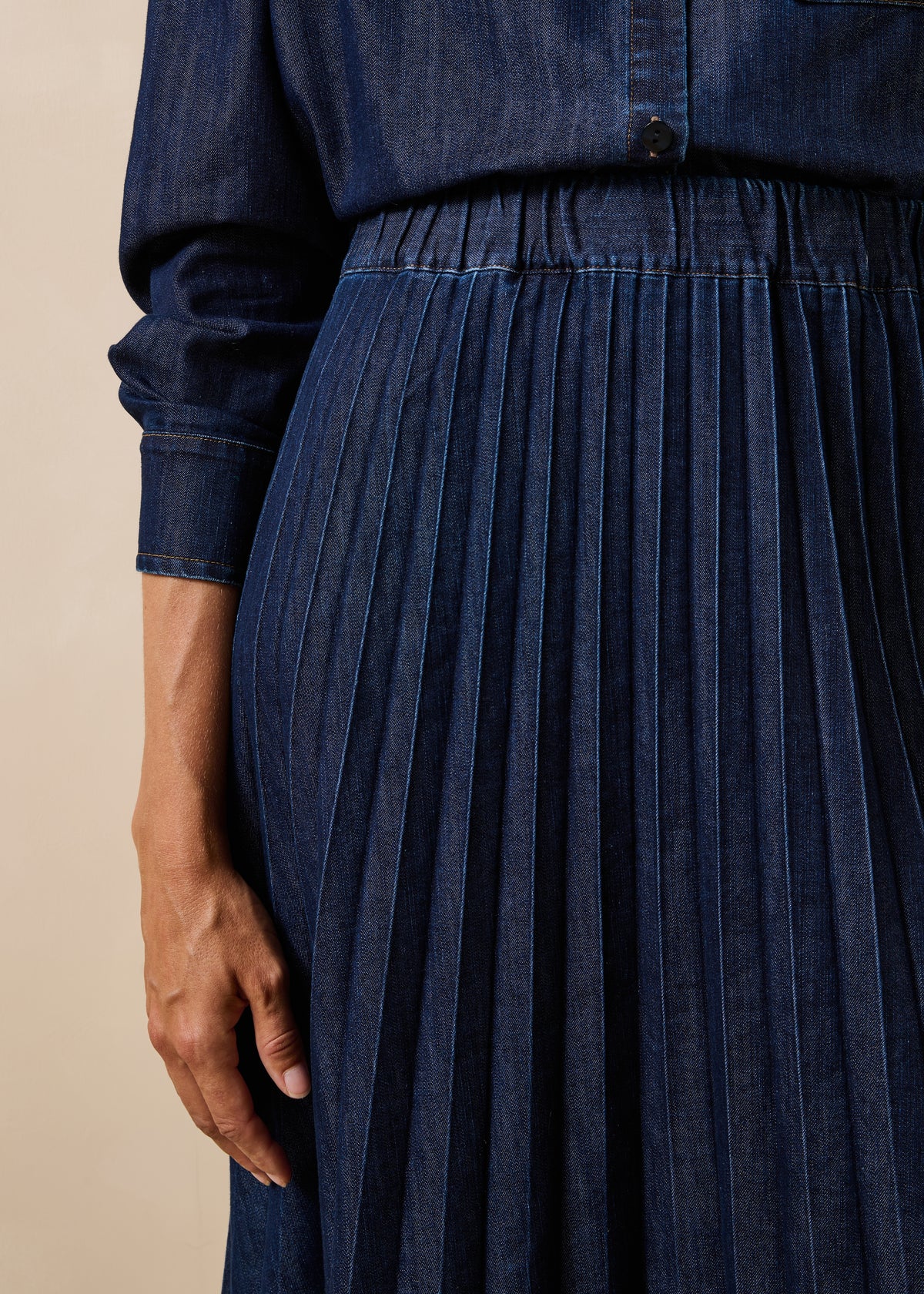 Long pleated skirt in raw denim