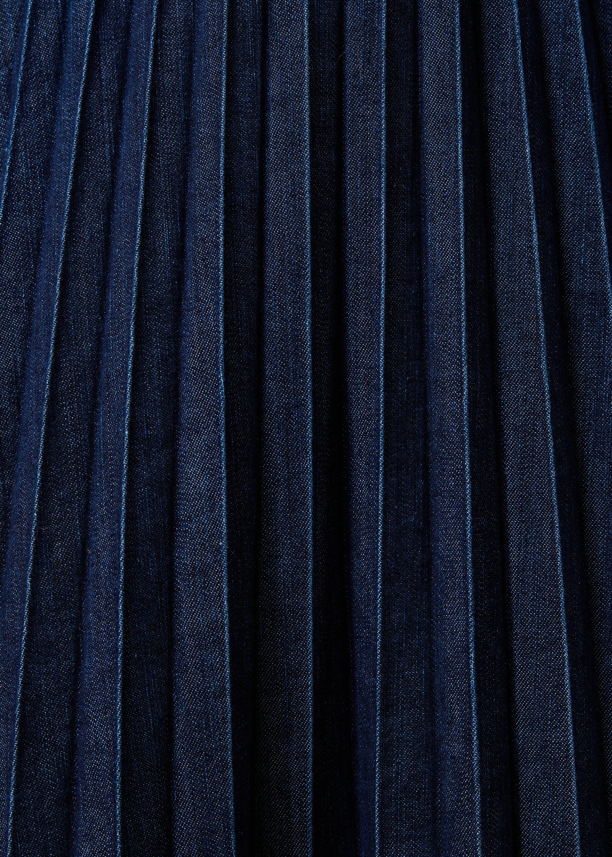 Long pleated skirt in raw denim