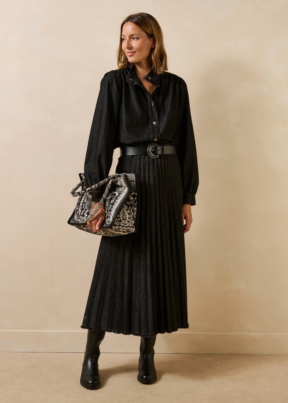 Long pleated skirt in black denim