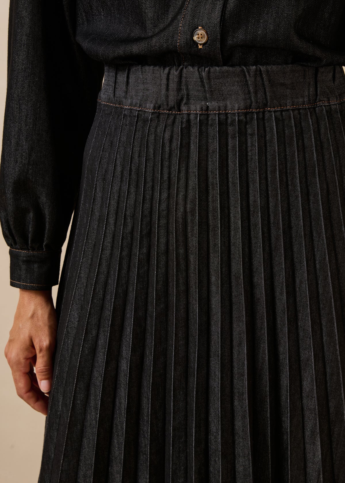 Long pleated skirt in black denim