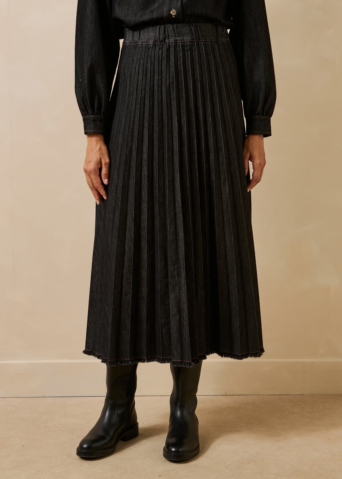 Long pleated skirt in black denim
