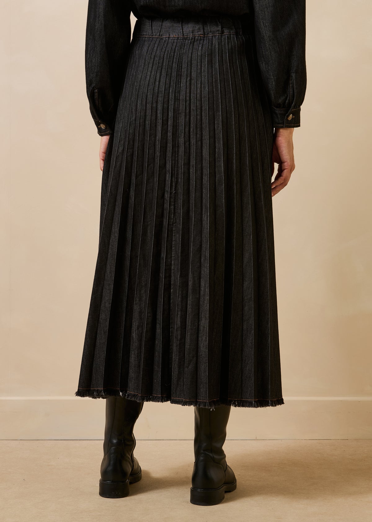 Long pleated skirt in black denim