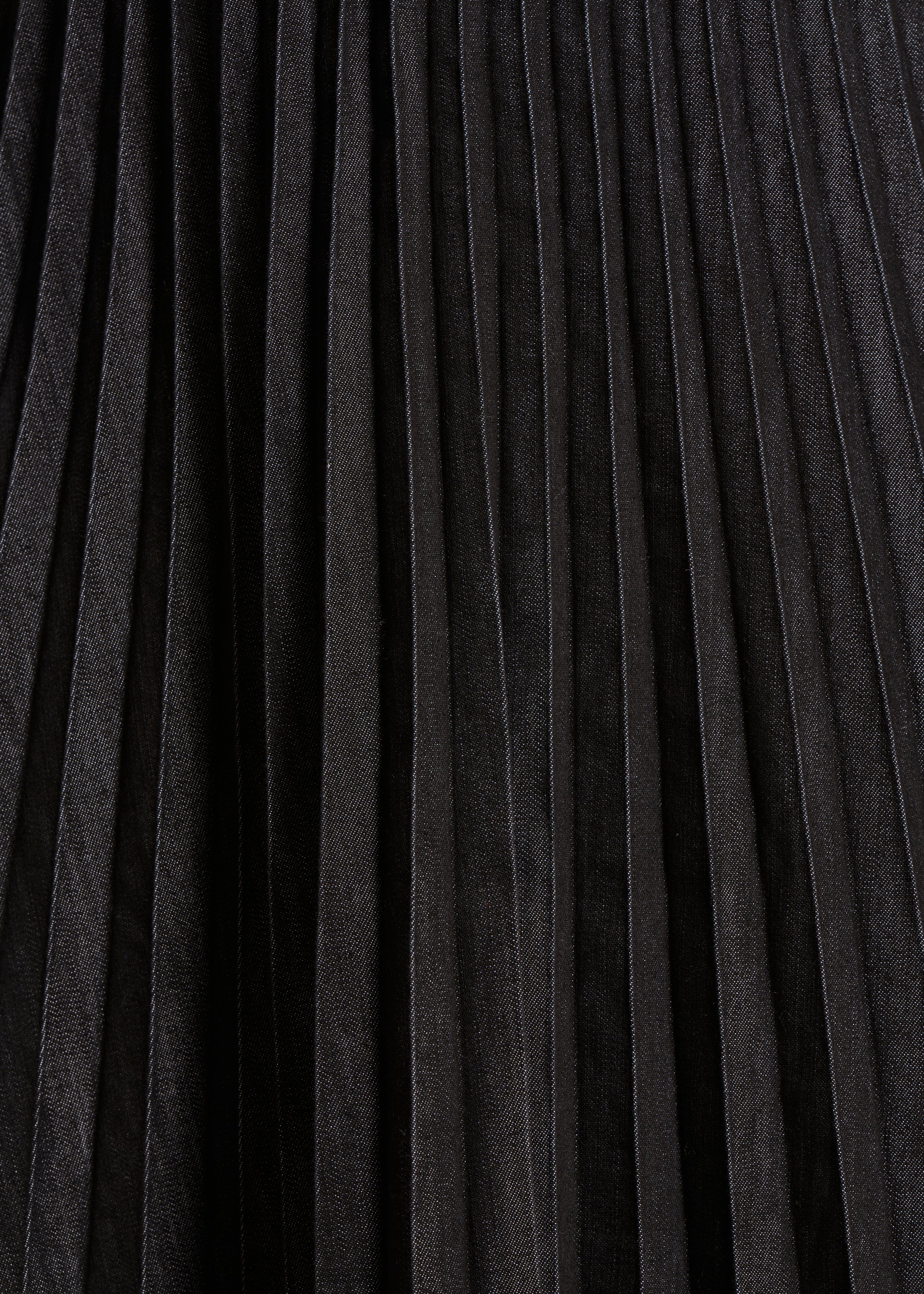 Langer Faltenrock aus schwarz Jeansstoff