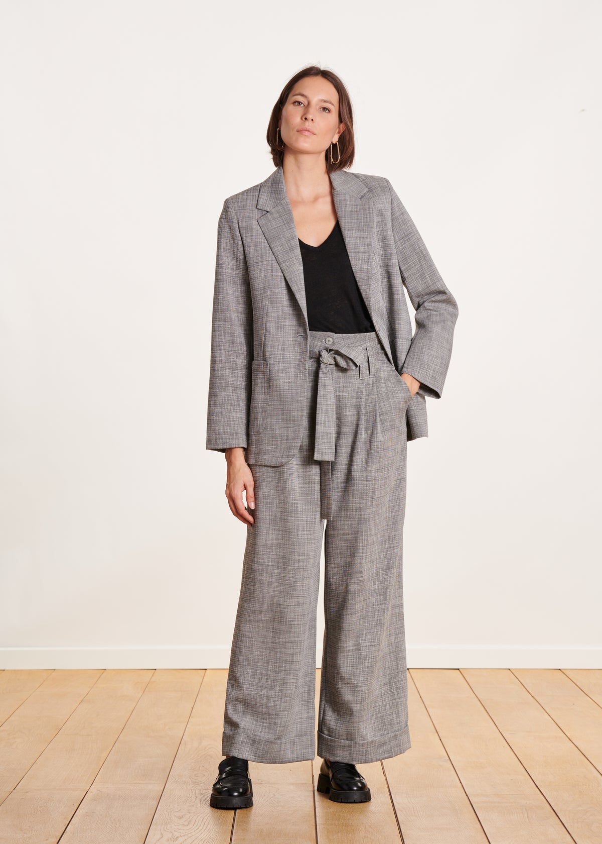 Pantalon large gris taille haute avec ceinture à nouer