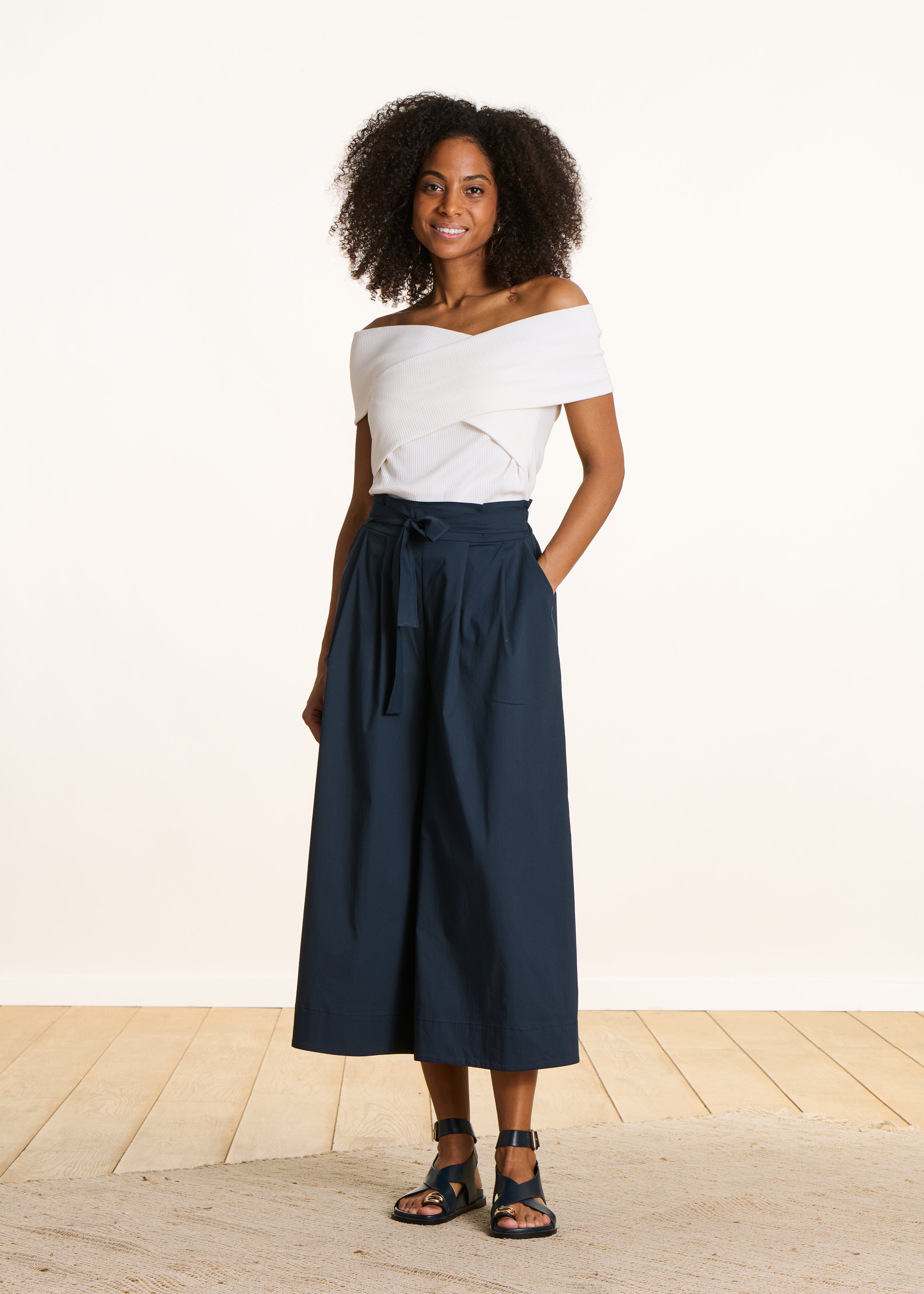 Marineblaue weite 7/8-Hose mit Bindegürtel