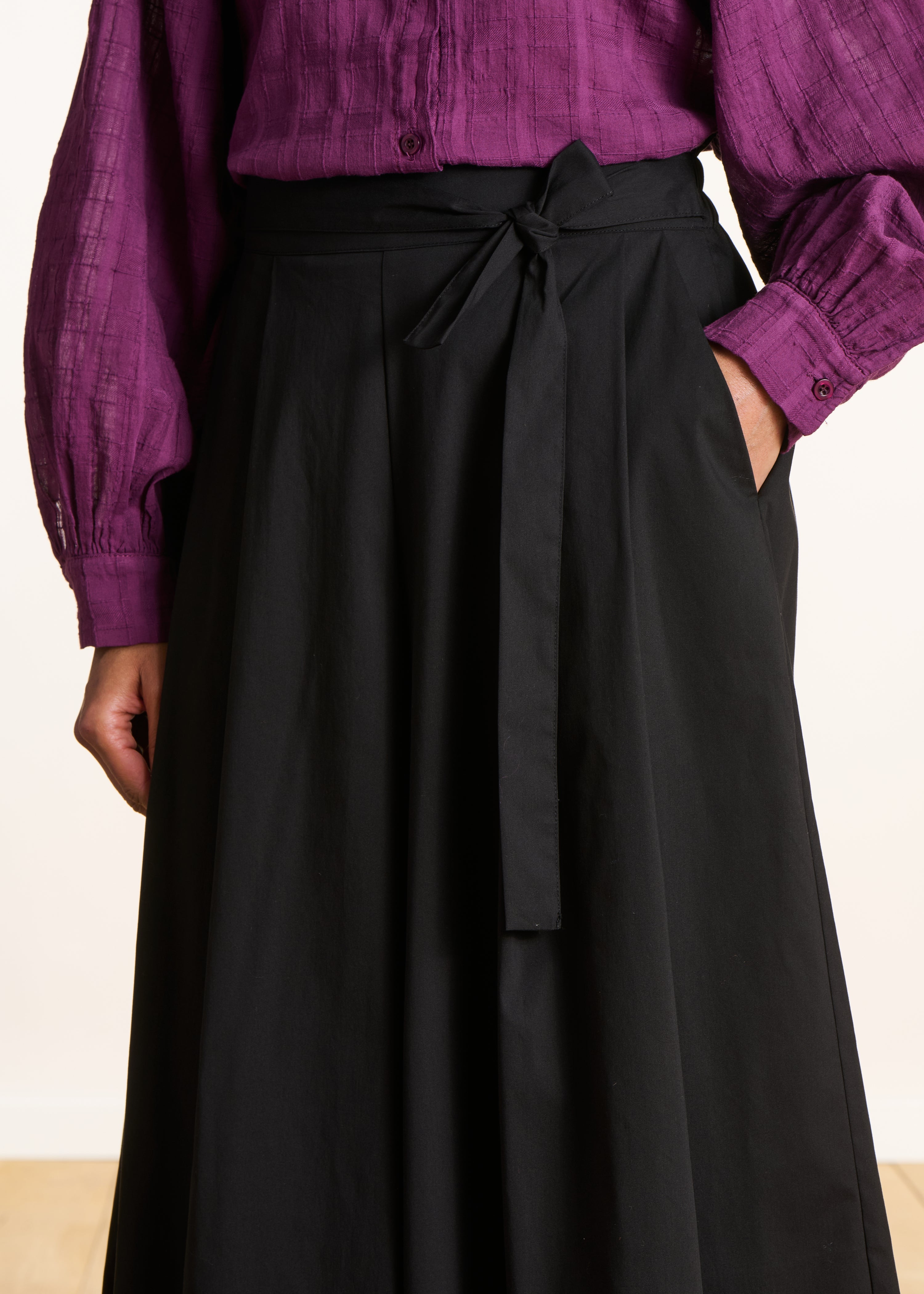 Wide black 7/8 pants with tie belt
