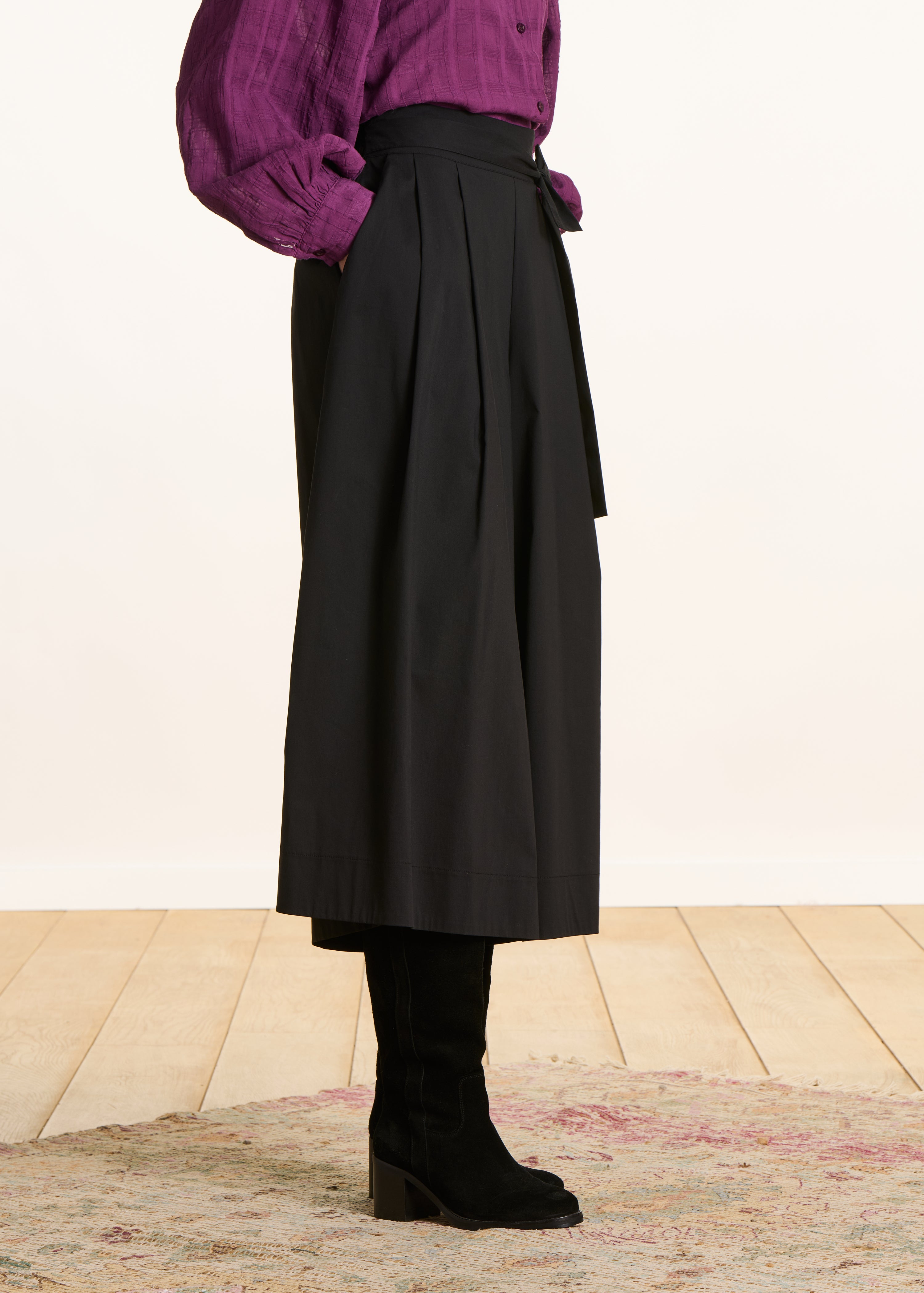 Wide black 7/8 pants with tie belt