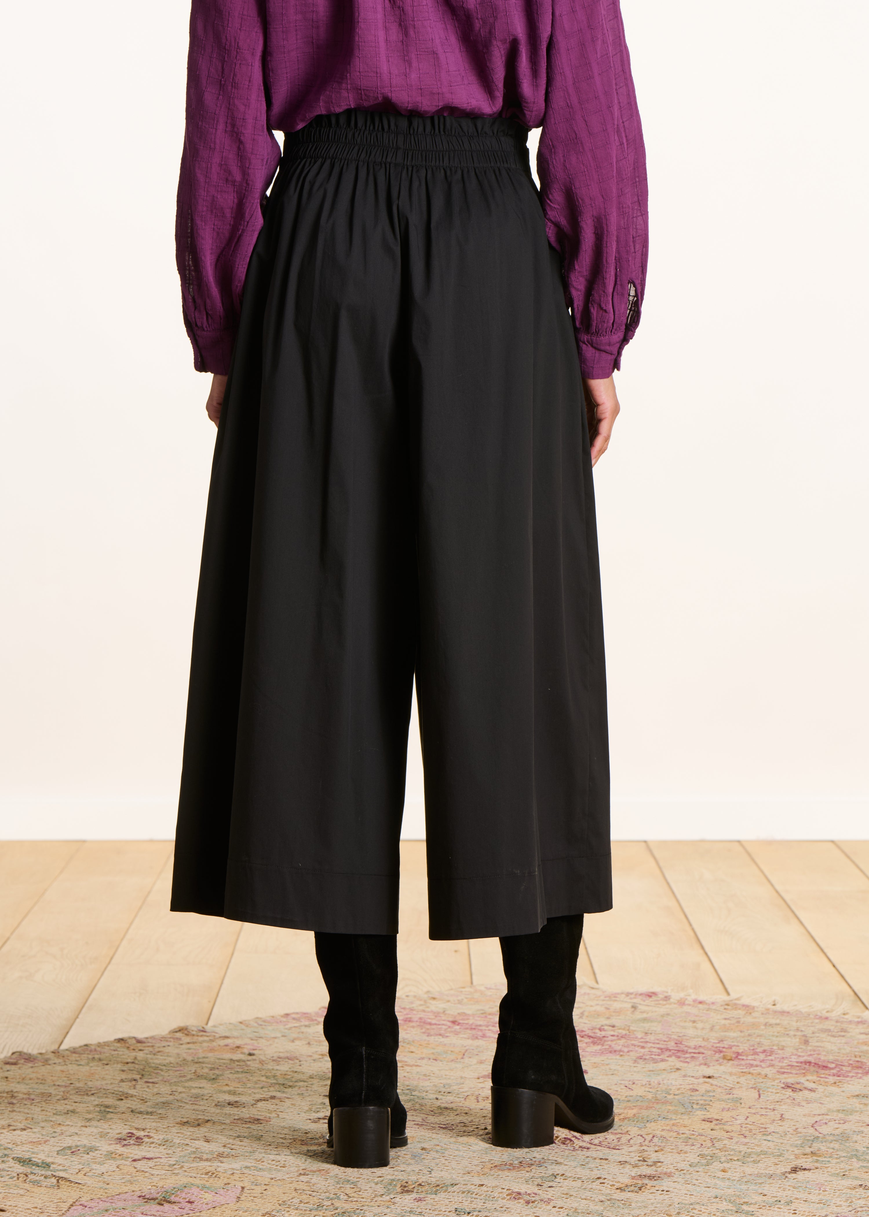 Wide black 7/8 pants with tie belt