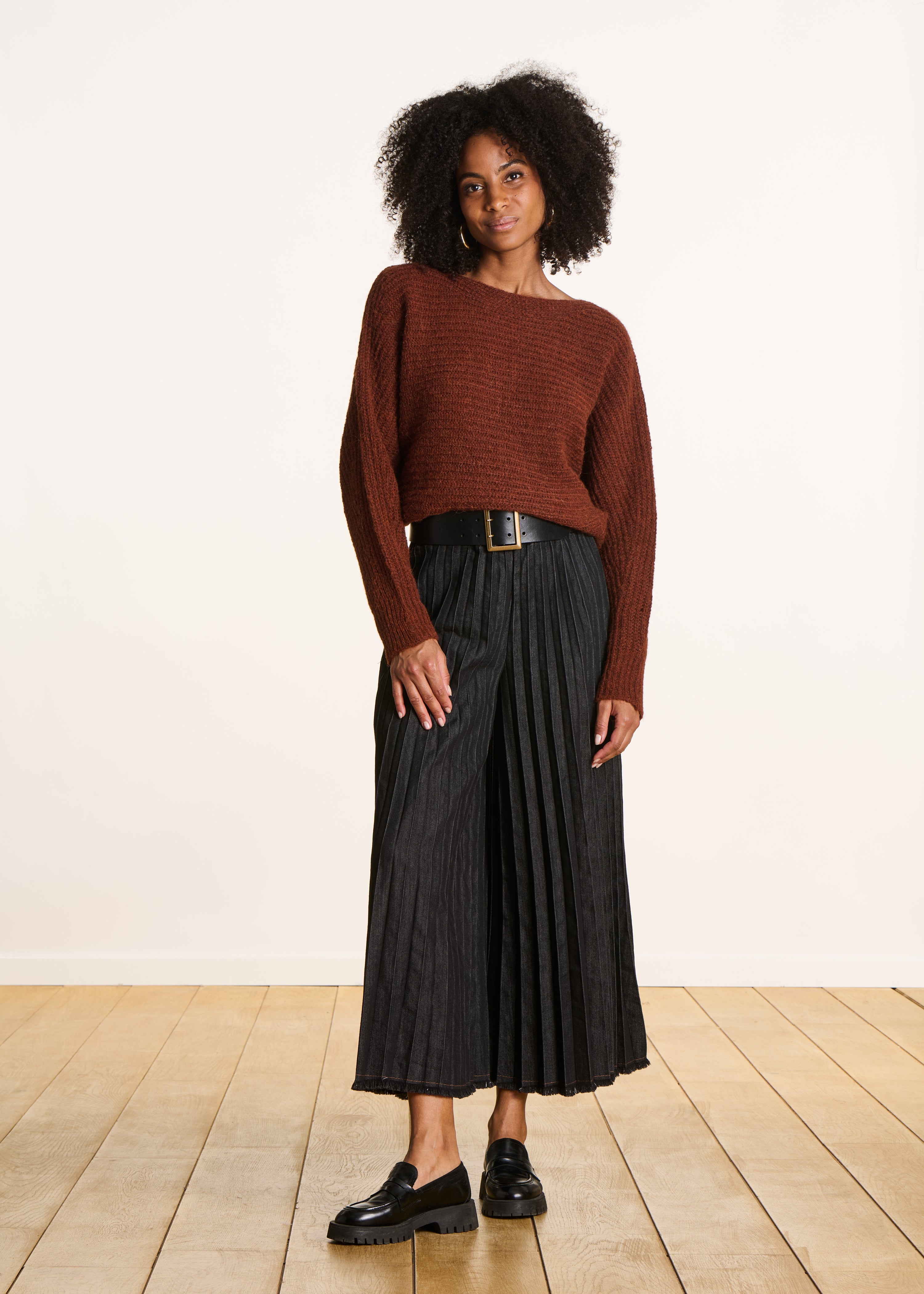 Pantalón falda culotte de mezclilla negro con cintura elástica