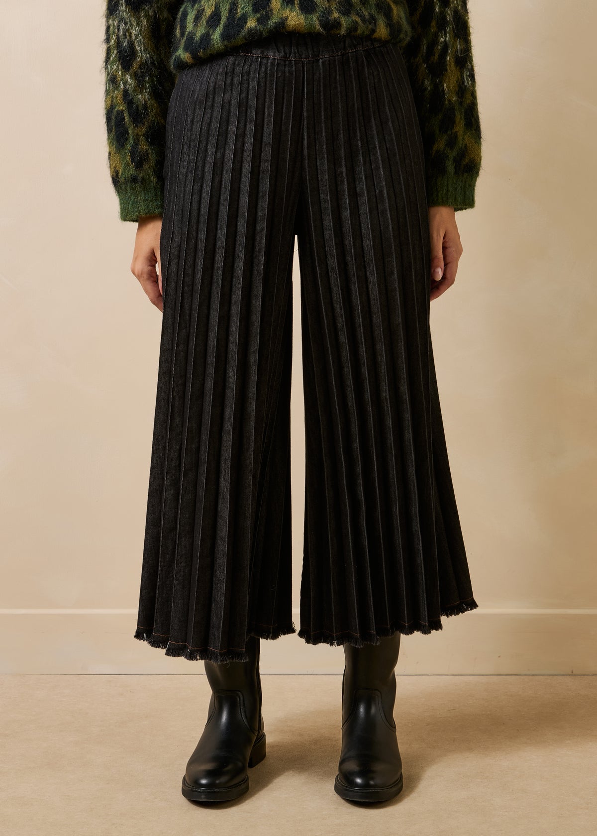 Pantalón falda culotte de mezclilla negro con cintura elástica