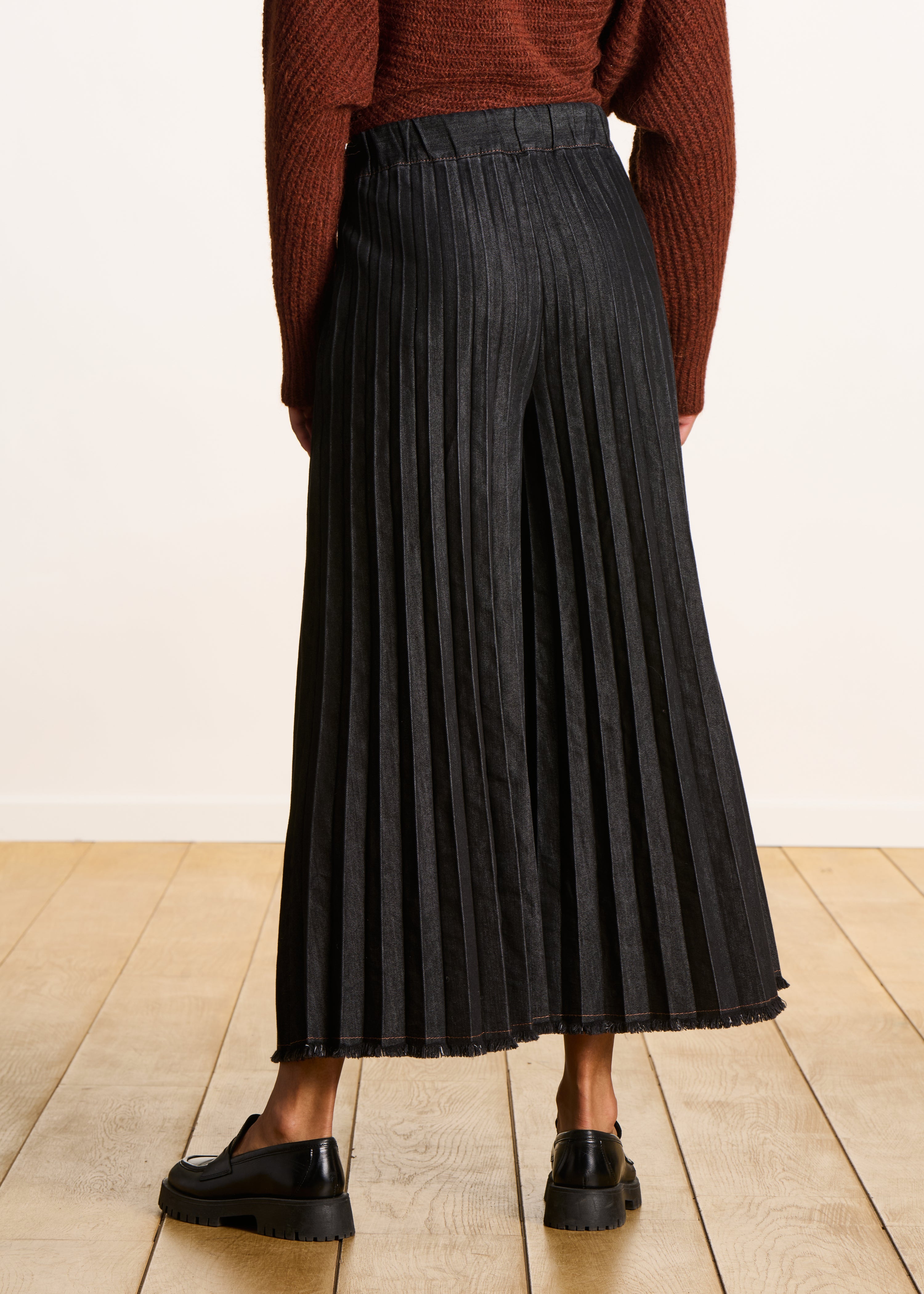 Pantalón falda culotte de mezclilla negro con cintura elástica