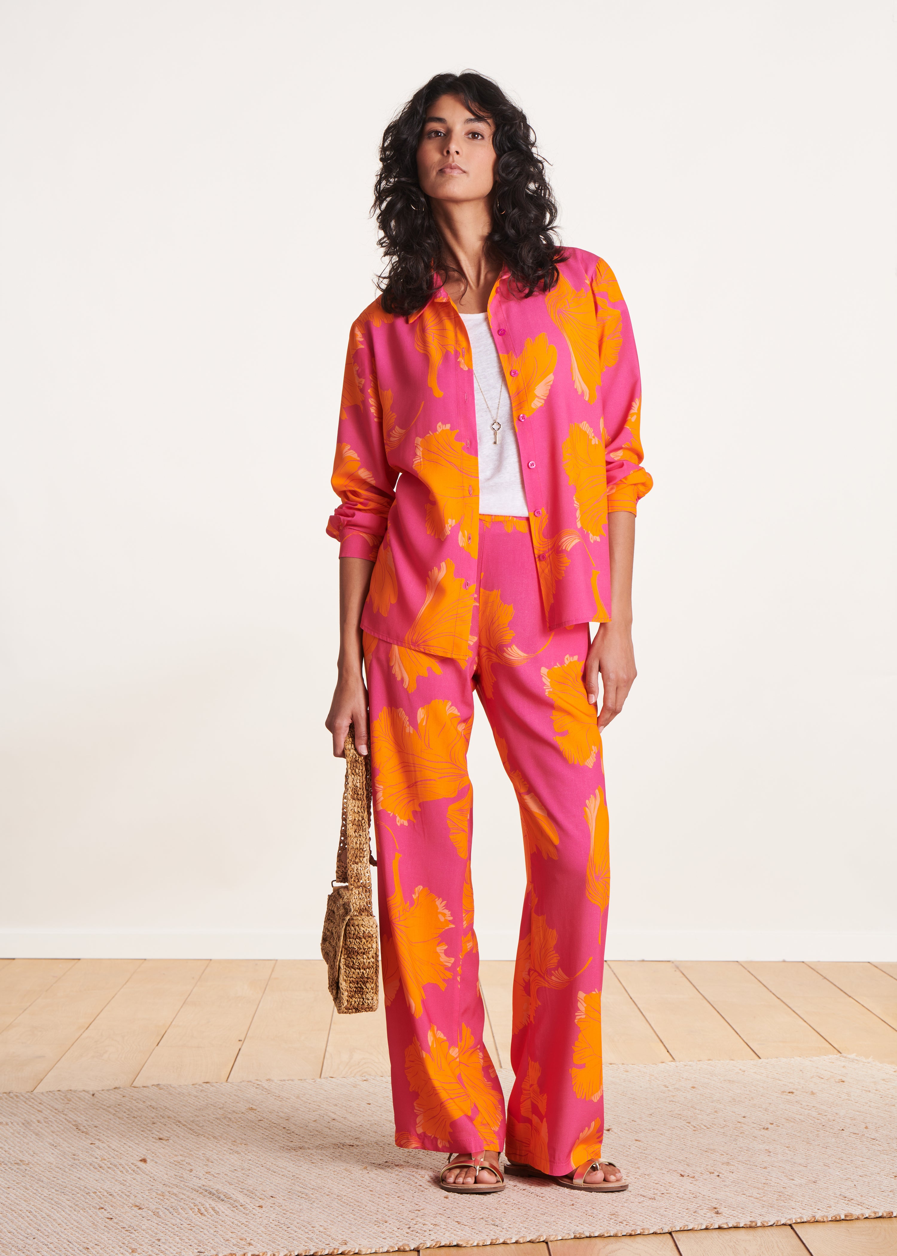 Pantalon droit rose et orange à imprimé fleuri