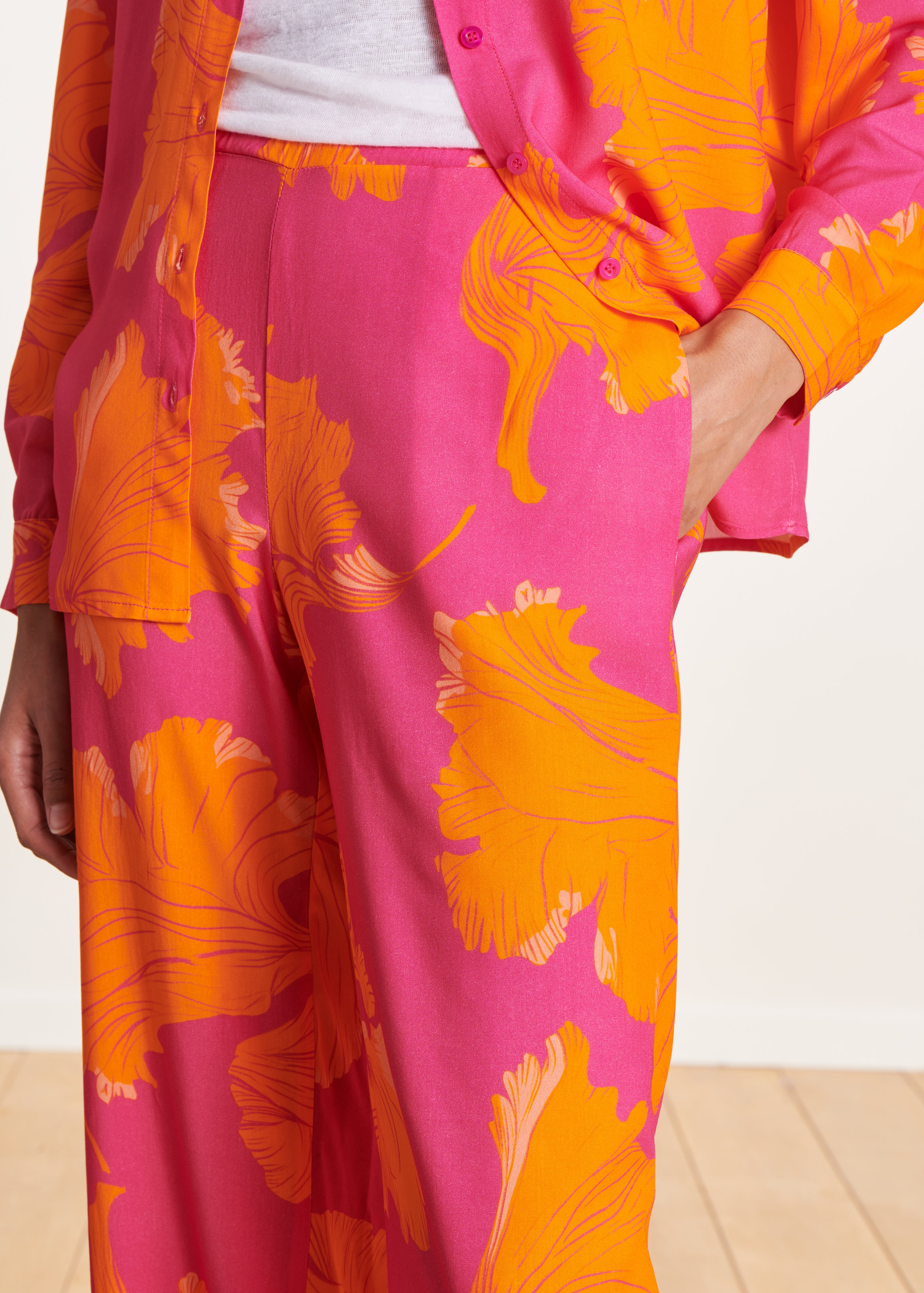 Pantalon droit rose et orange à imprimé fleuri