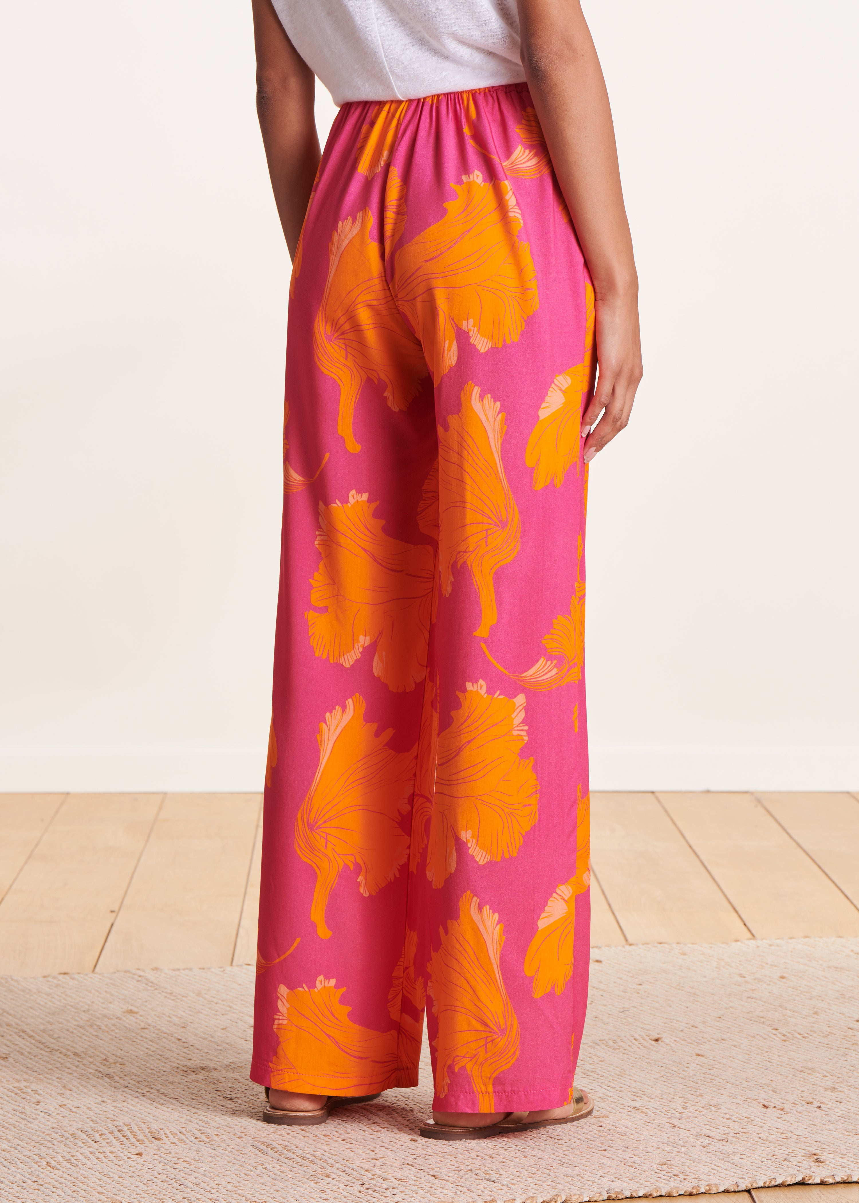 Pantalon droit rose et orange à imprimé fleuri