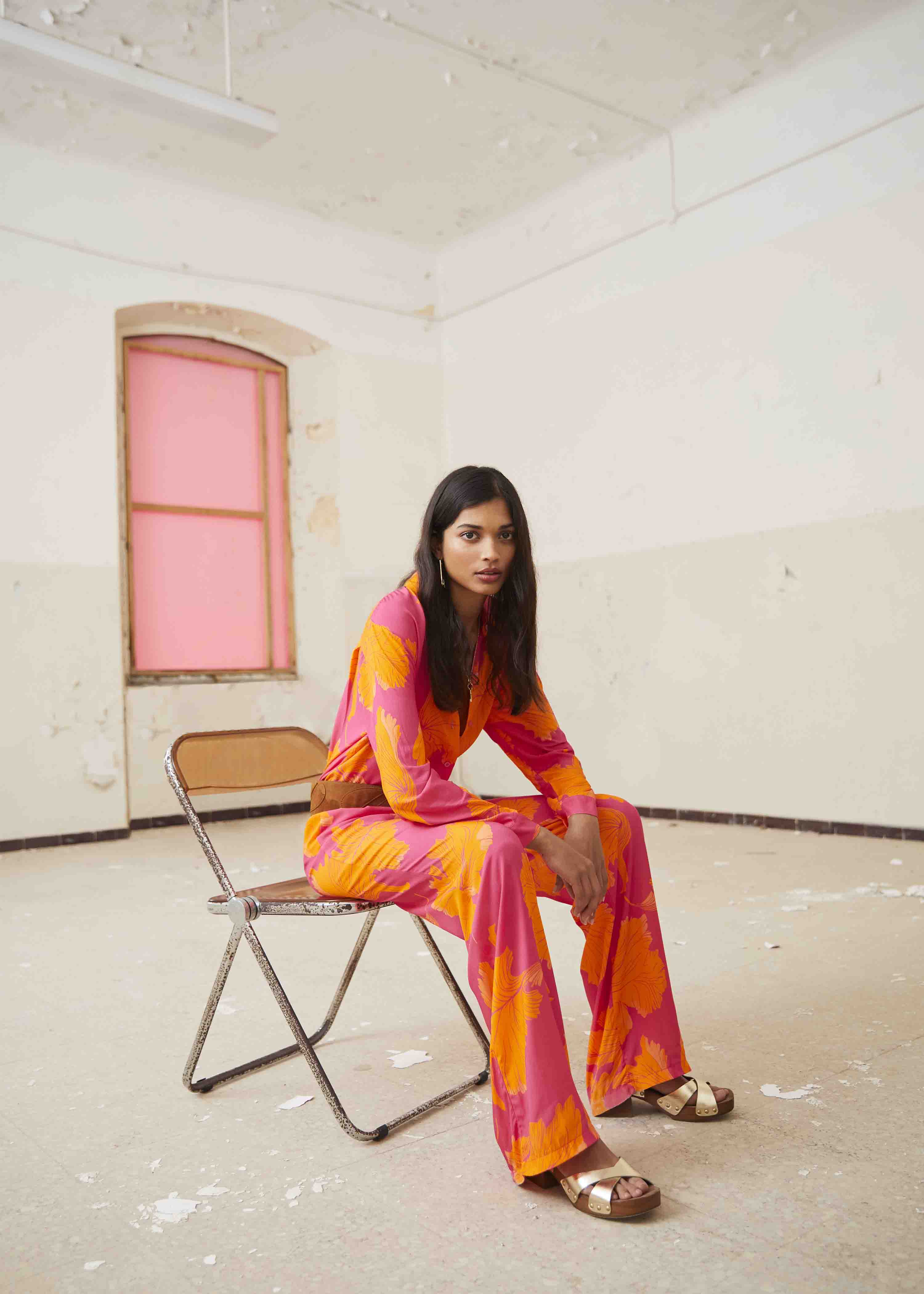 Pantalon droit rose et orange à imprimé fleuri