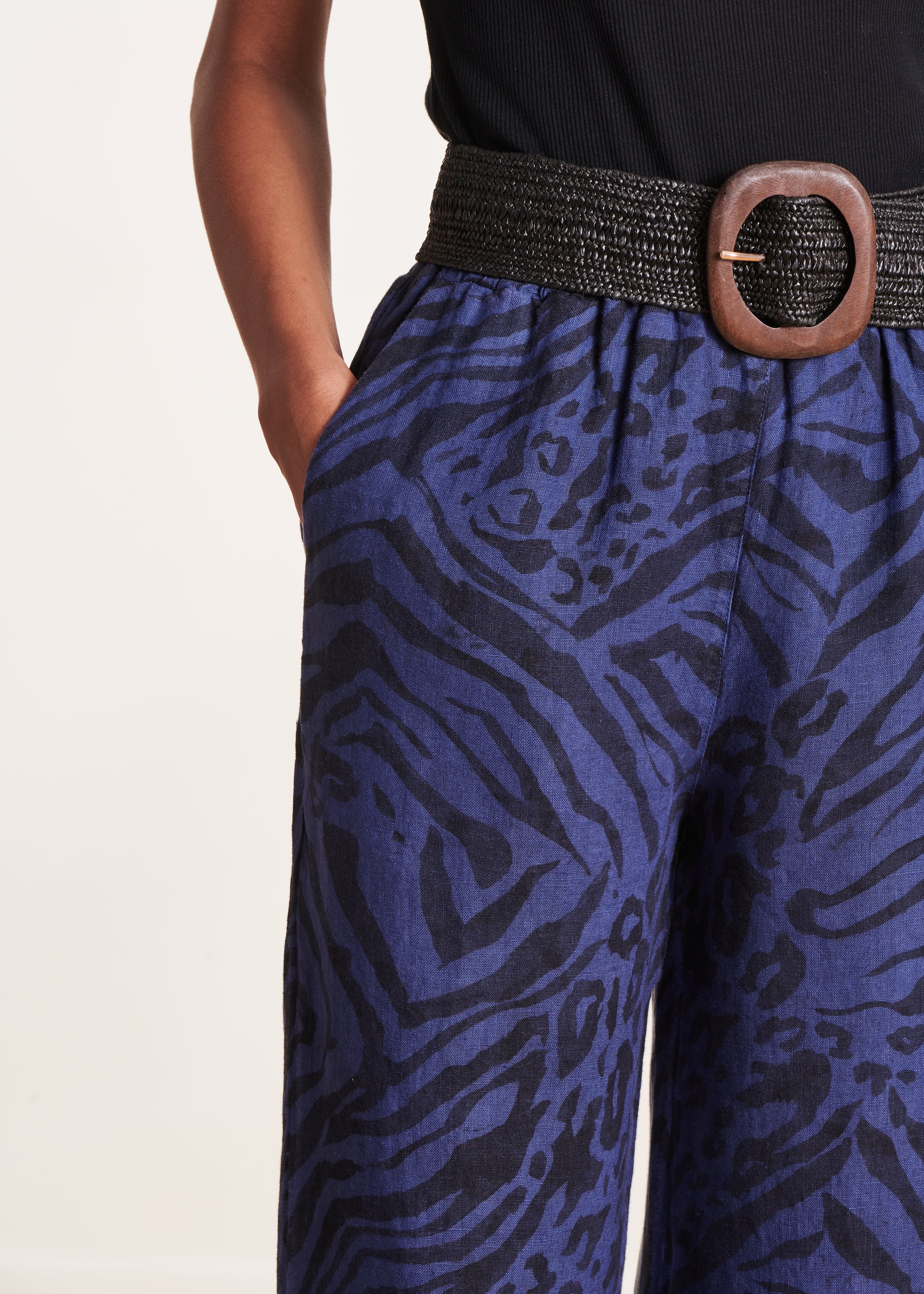 Breite blaue Leinenhose mit Animalprint