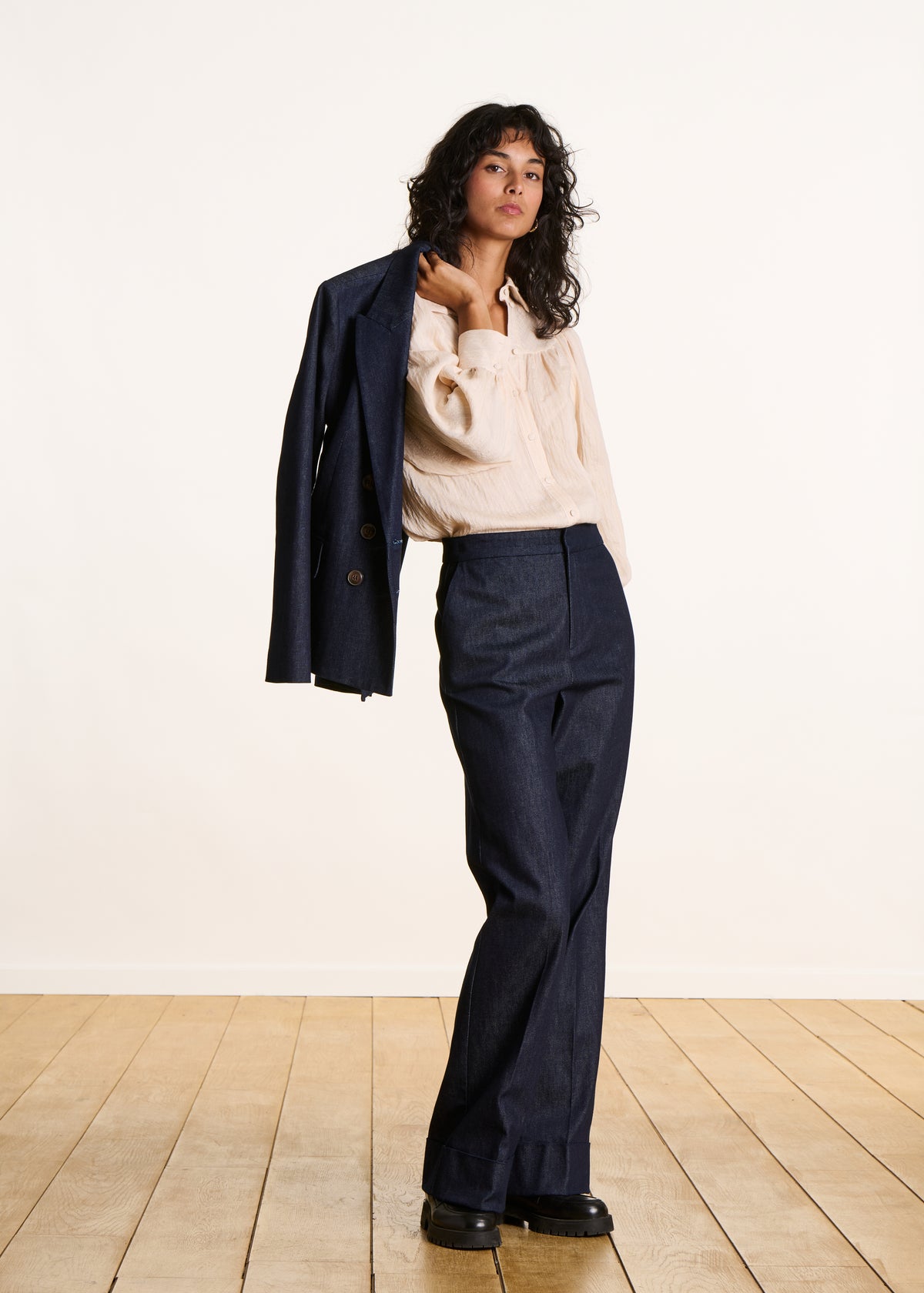 Dunkelblaue, gerade geschnittene Hose aus Baumwolle mit hoher Taille
