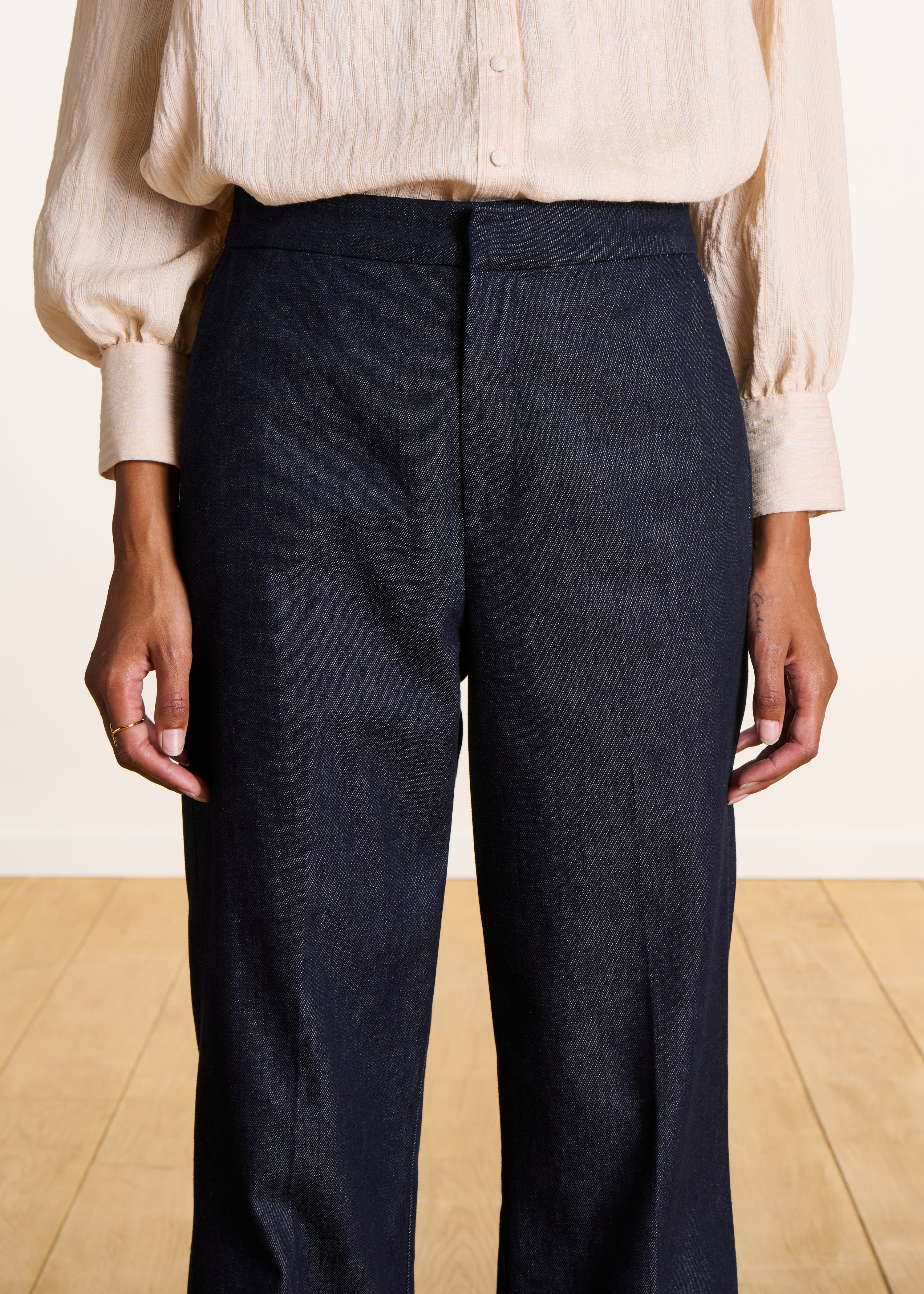 Dunkelblaue, gerade geschnittene Hose aus Baumwolle mit hoher Taille
