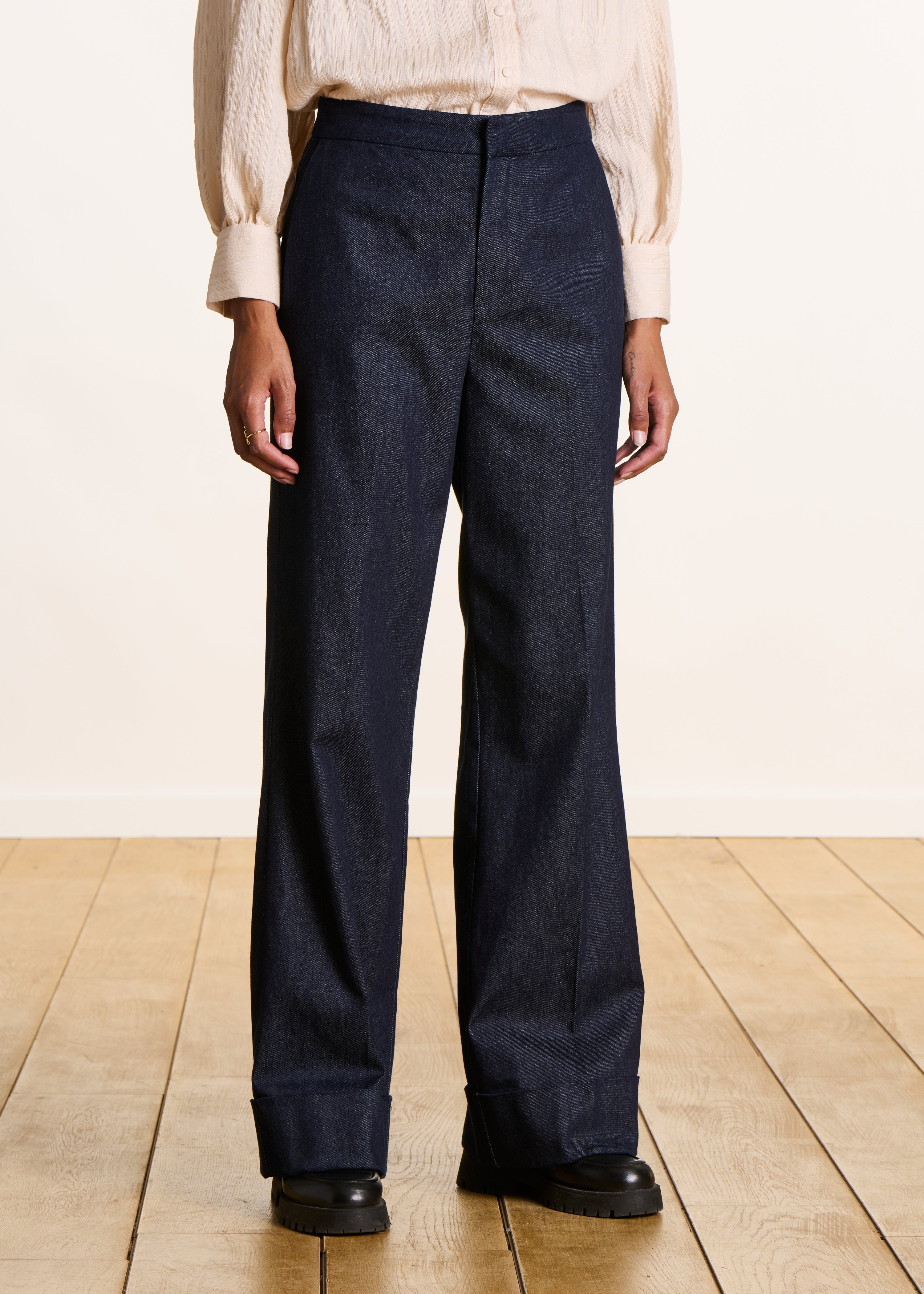Dunkelblaue, gerade geschnittene Hose aus Baumwolle mit hoher Taille