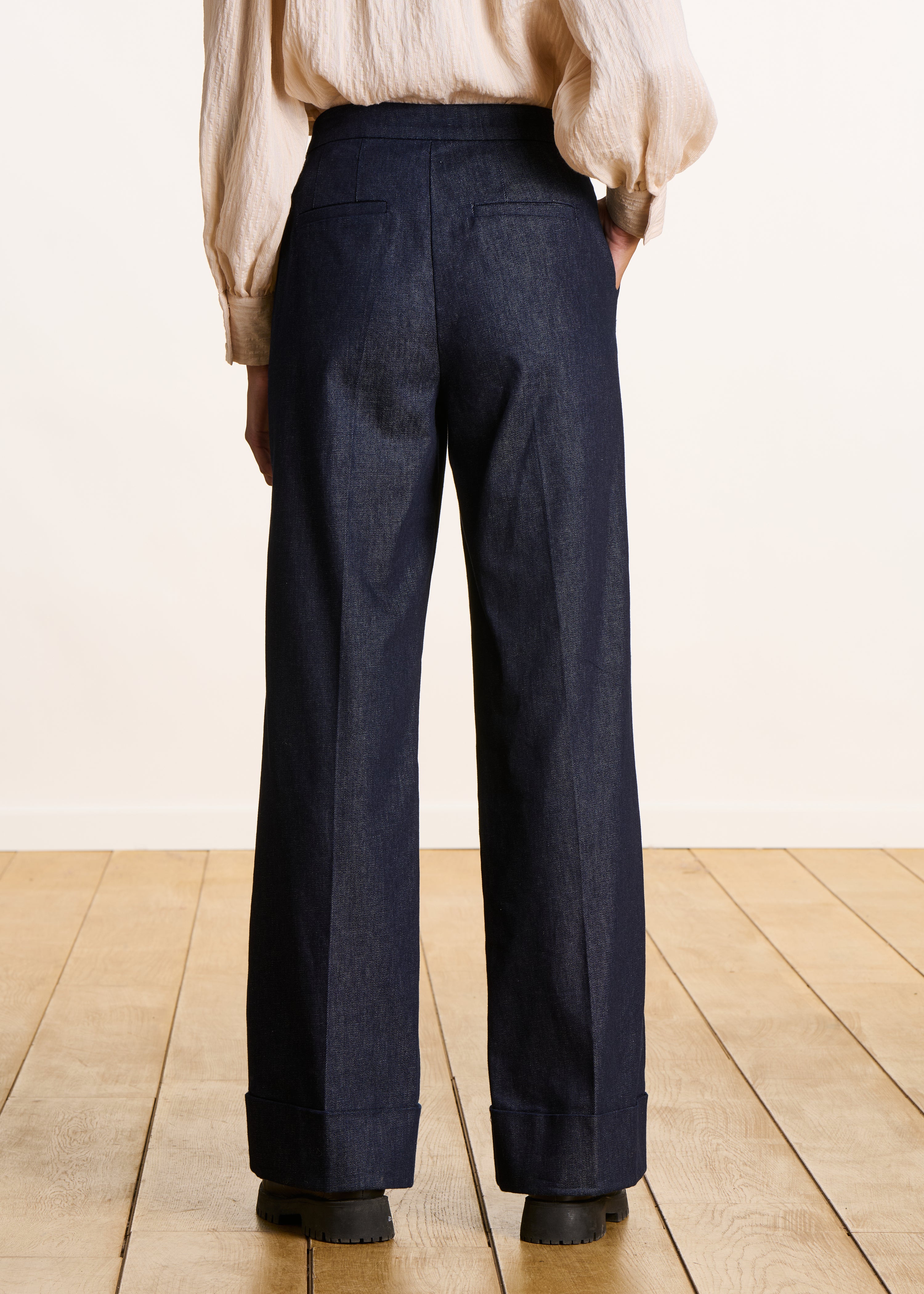 Dunkelblaue, gerade geschnittene Hose aus Baumwolle mit hoher Taille