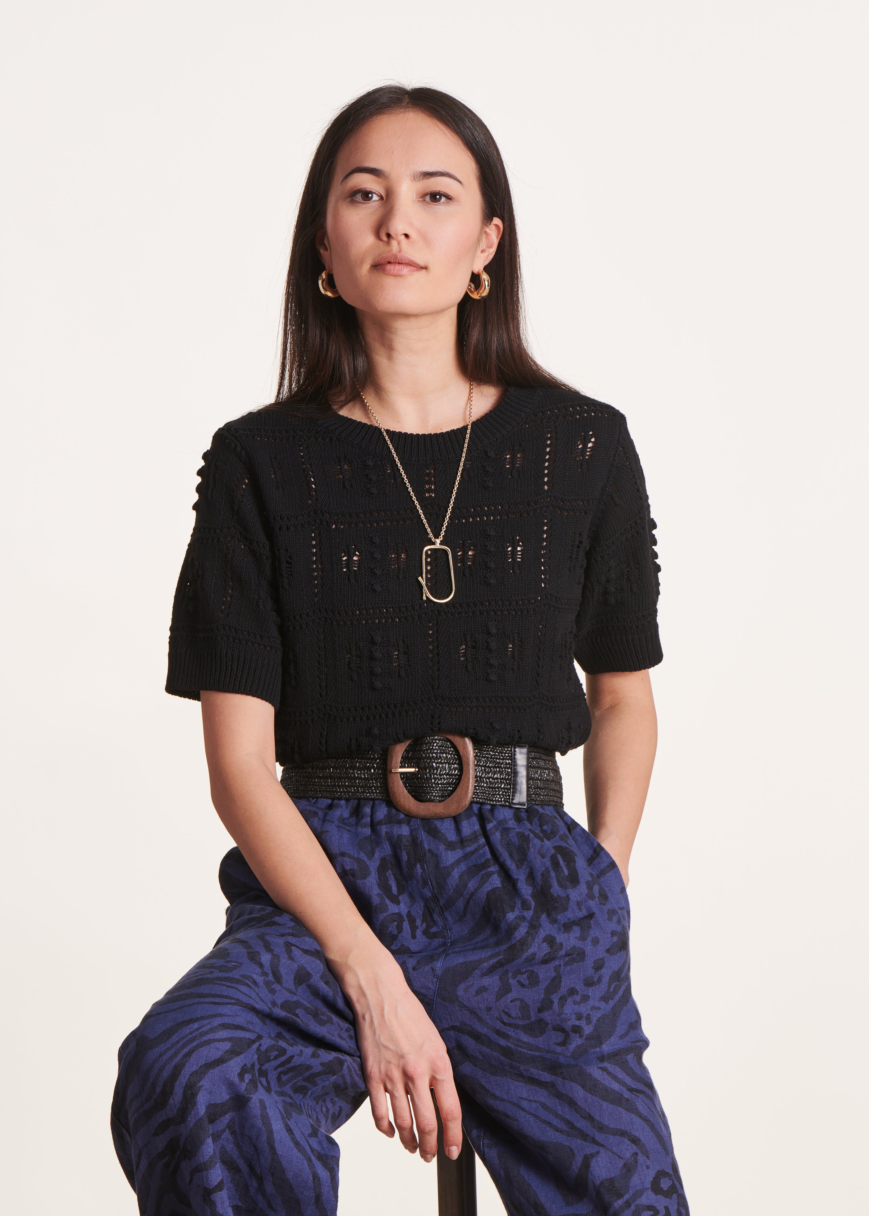 Pull noir à manches courtes en maille crochet La Fée Maraboutée