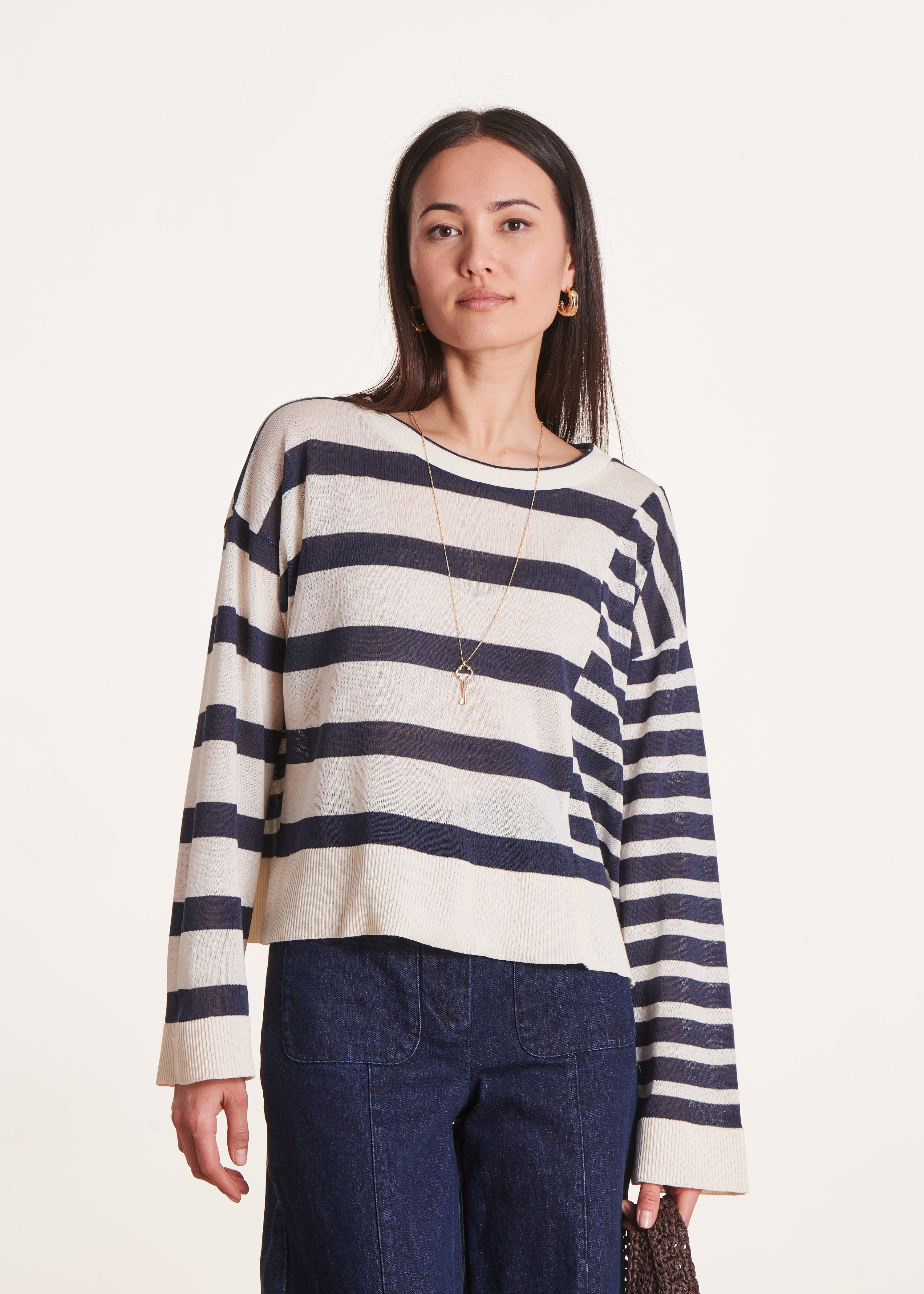 Weit geschnittener dunkelblauer Pullover mit feinem Streifenmuster aus feinem Strick