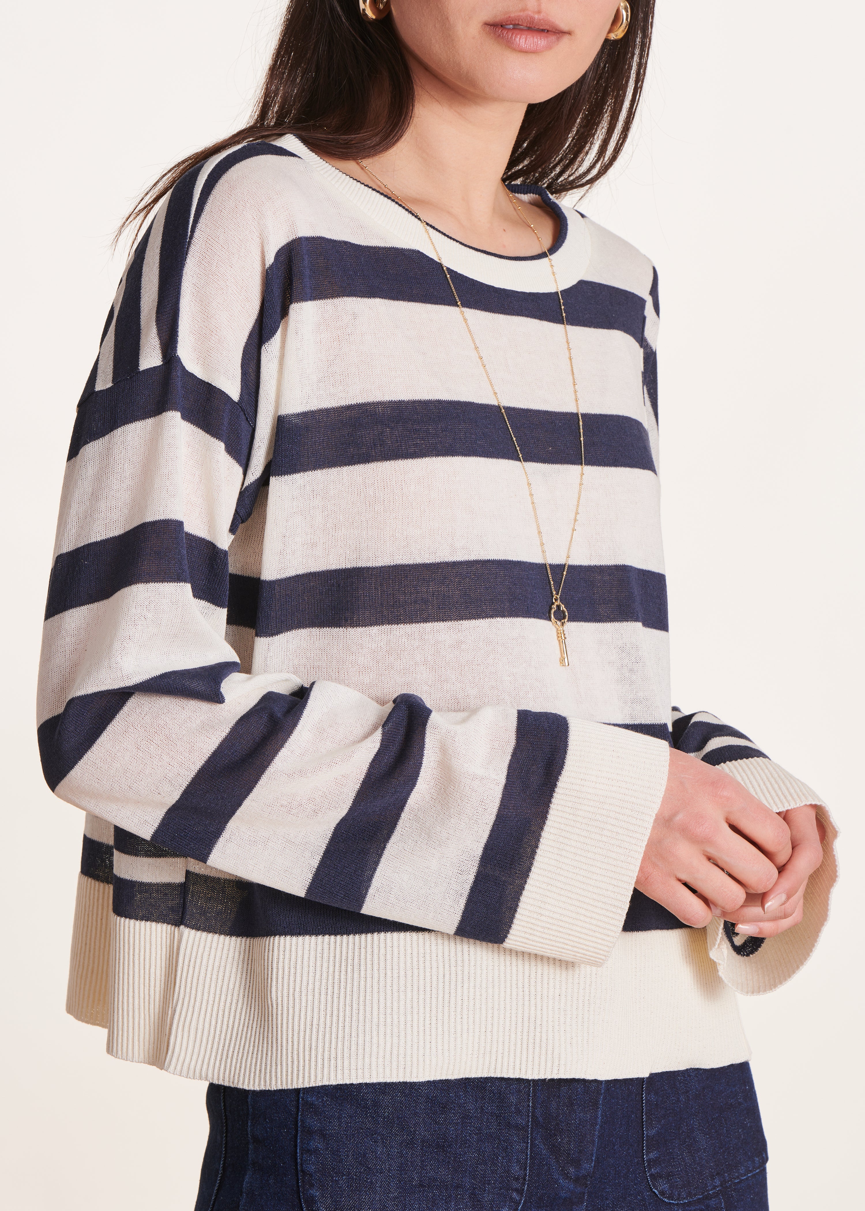 Weit geschnittener dunkelblauer Pullover mit feinem Streifenmuster aus feinem Strick