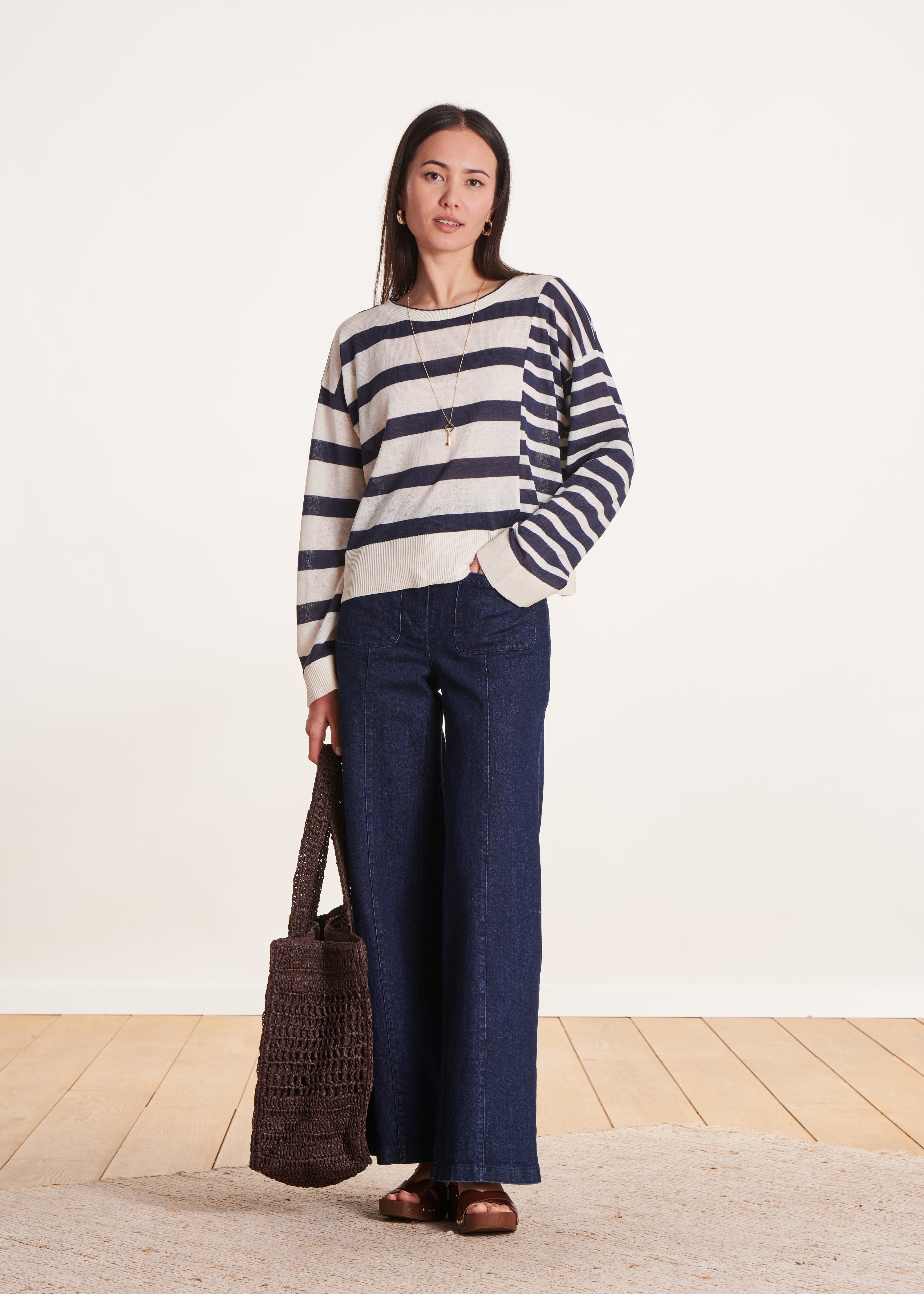 Weit geschnittener dunkelblauer Pullover mit feinem Streifenmuster aus feinem Strick