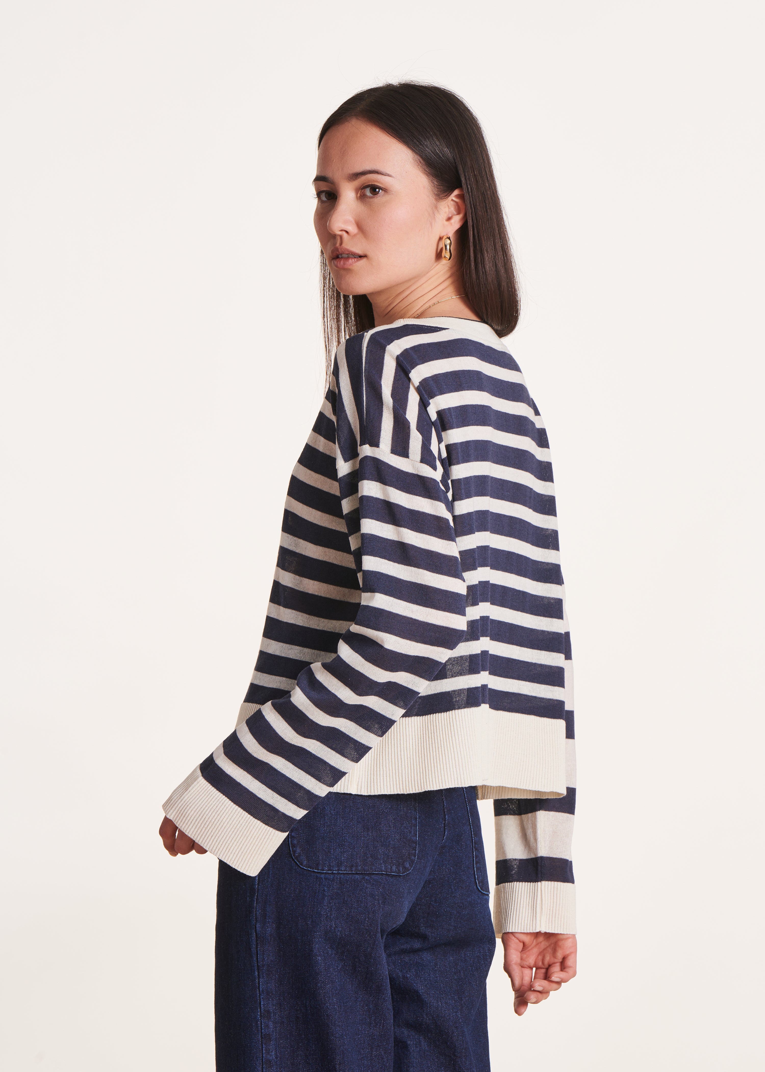 Weit geschnittener dunkelblauer Pullover mit feinem Streifenmuster aus feinem Strick