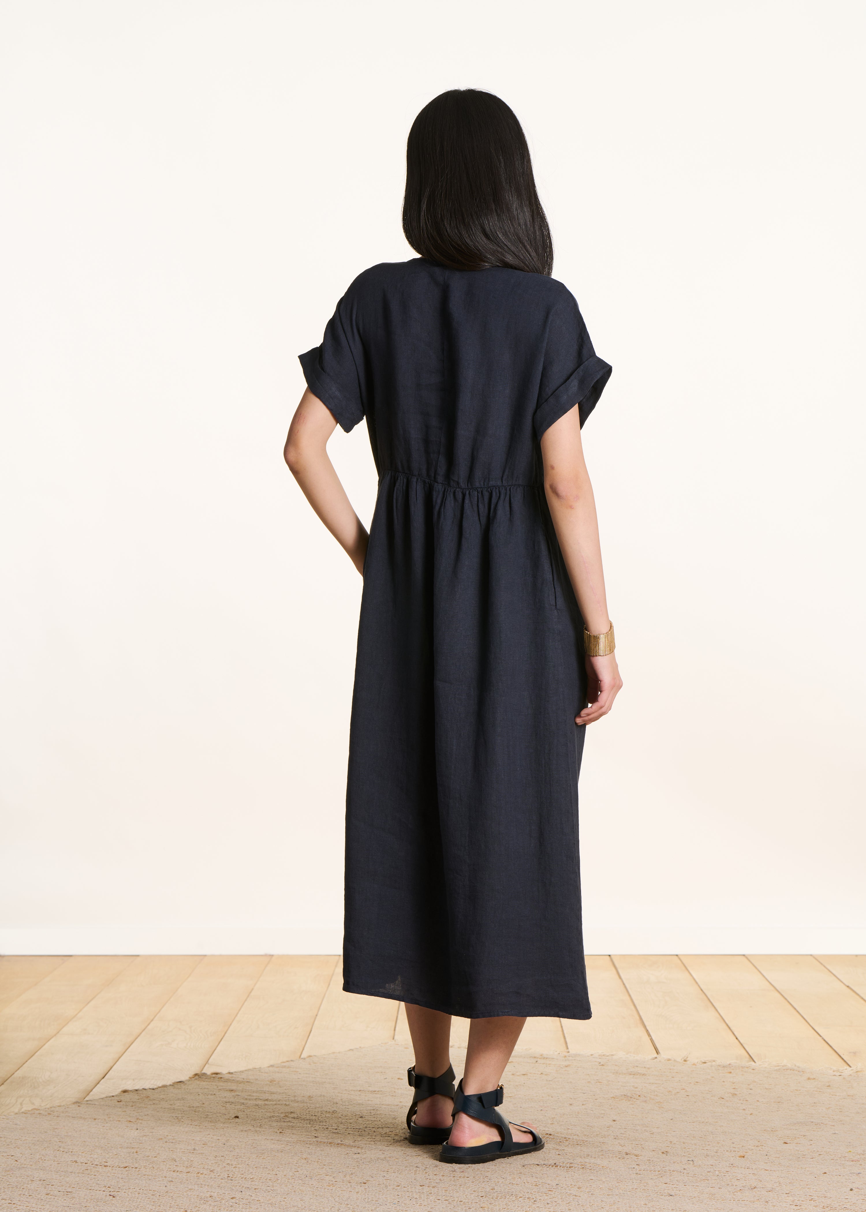 Robe longue ample en lin bleu foncé manches courtes